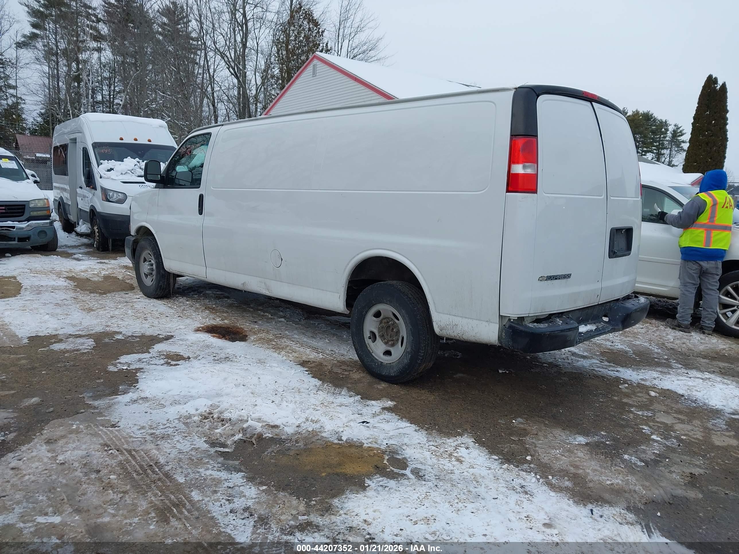 CHEVROLET EXPRESS image 3