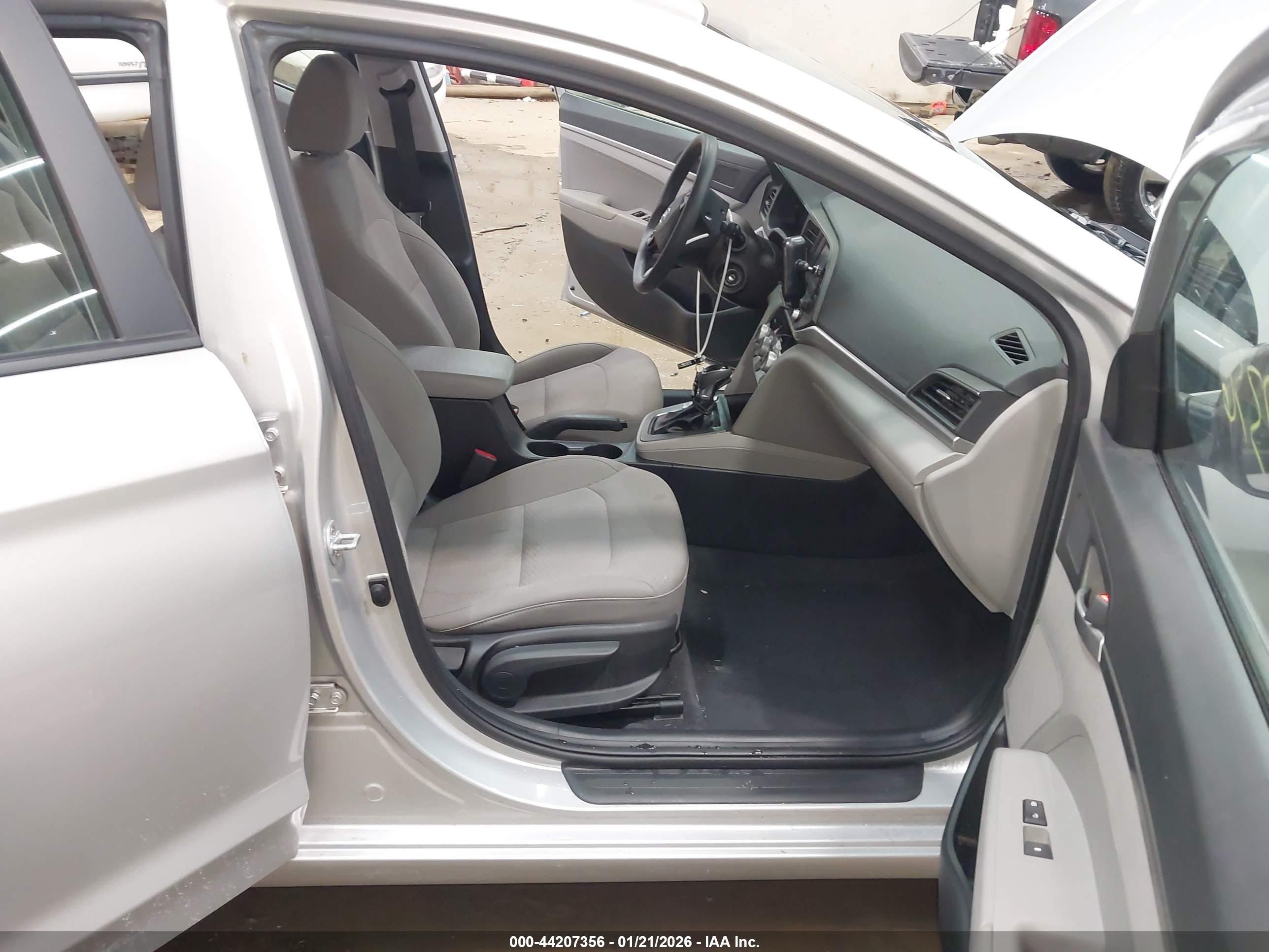 HYUNDAI ELANTRA image 5