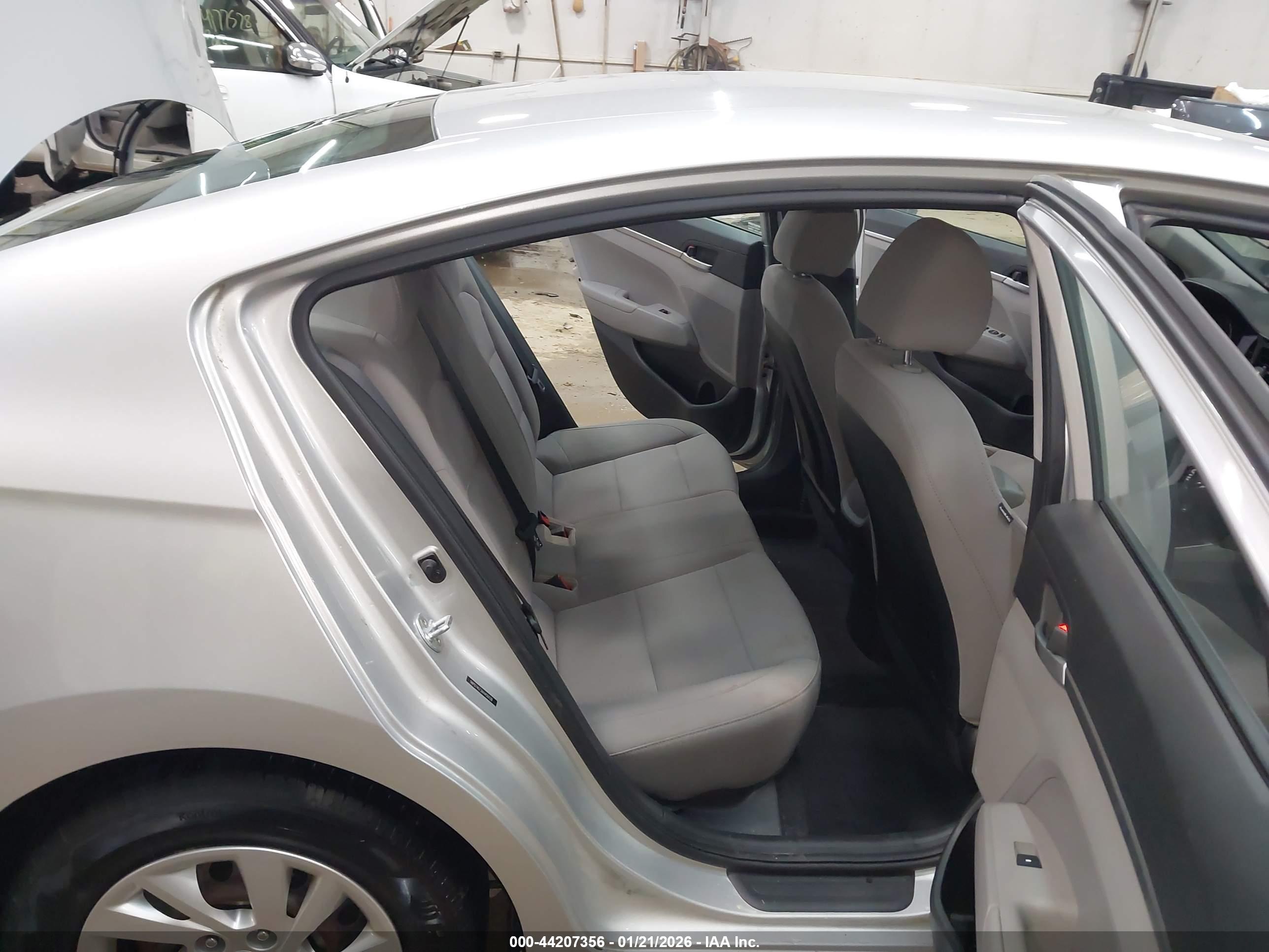 HYUNDAI ELANTRA image 8
