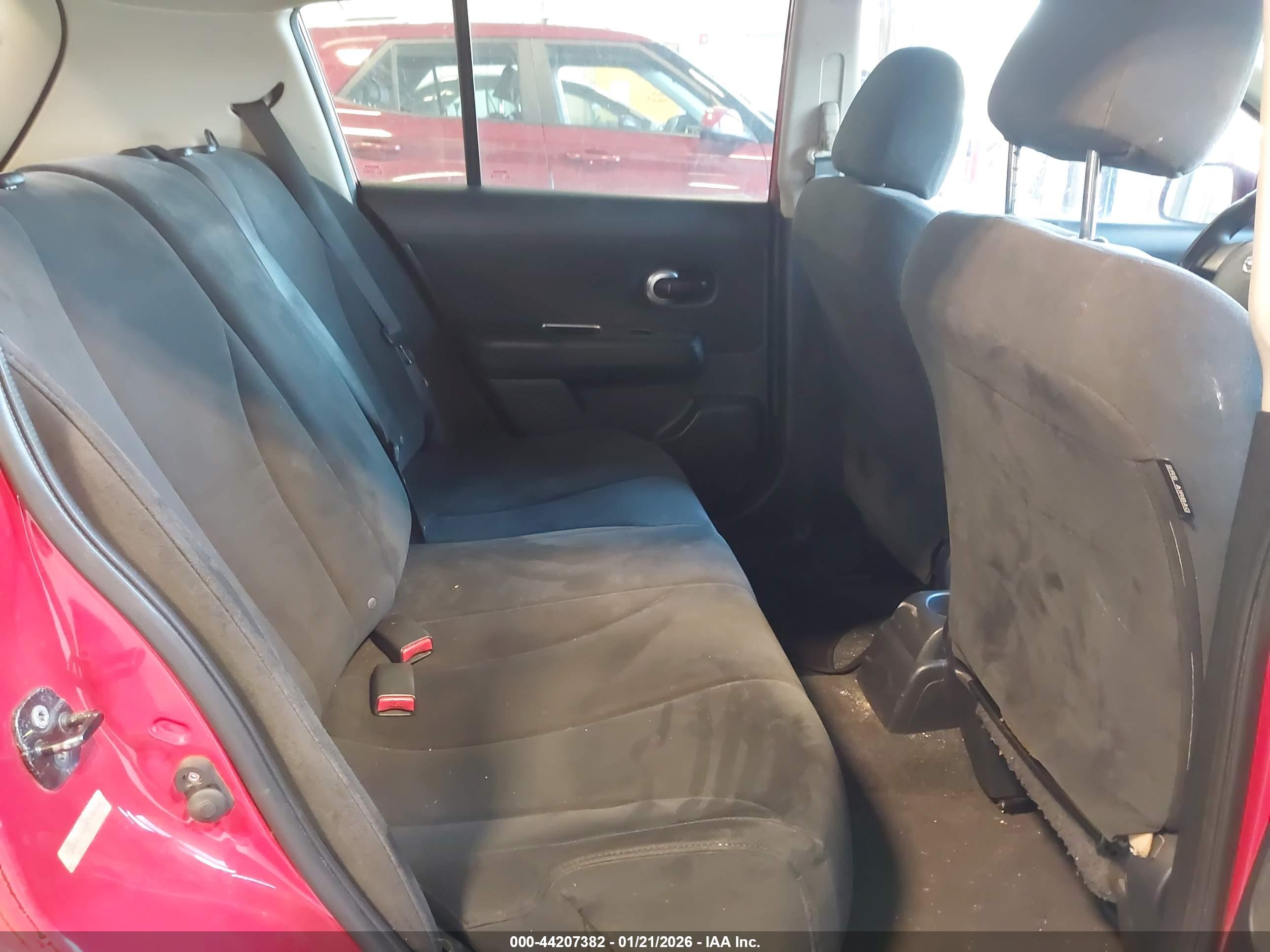 NISSAN VERSA image 8