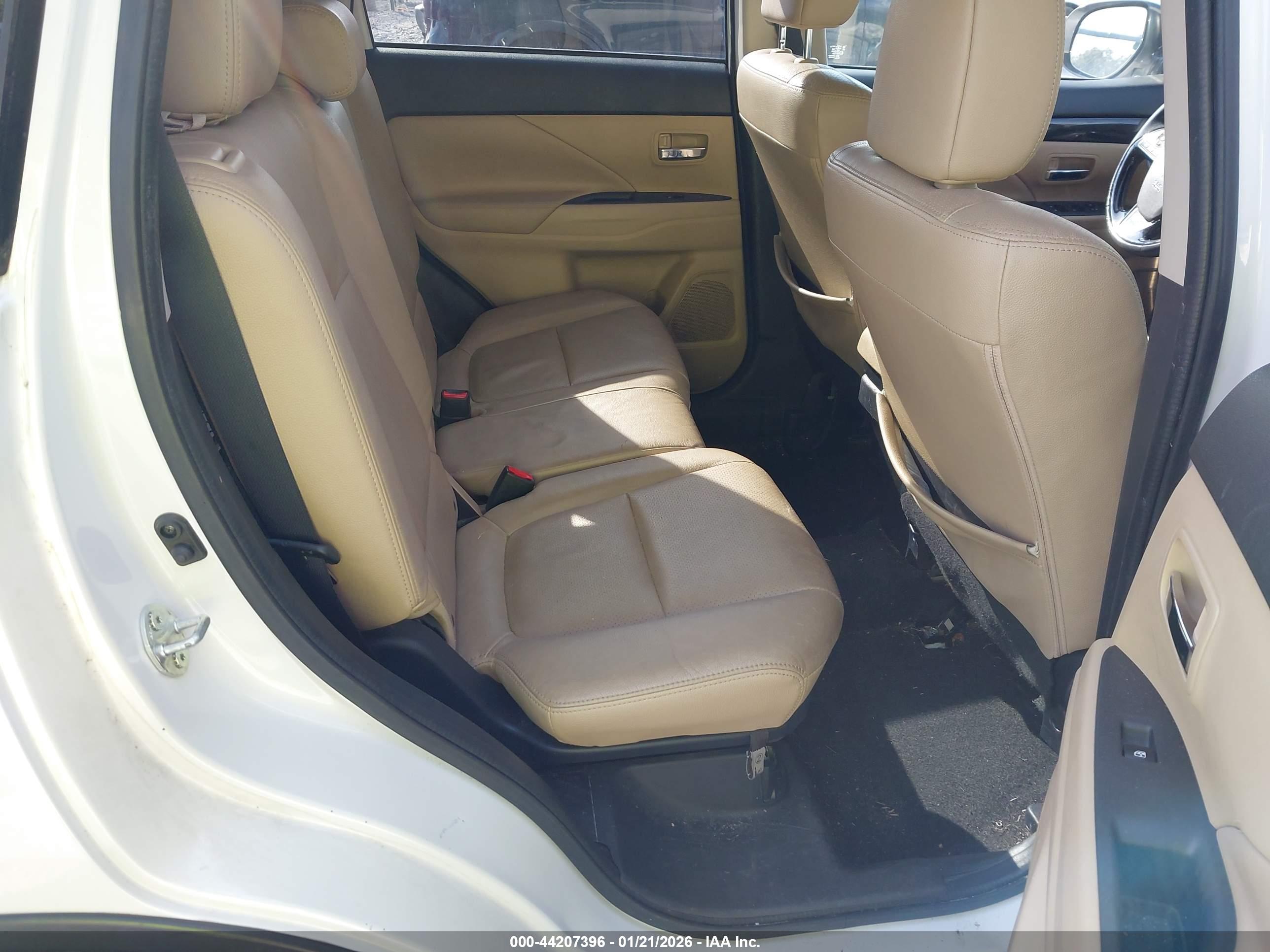 MITSUBISHI OUTLANDER image 8