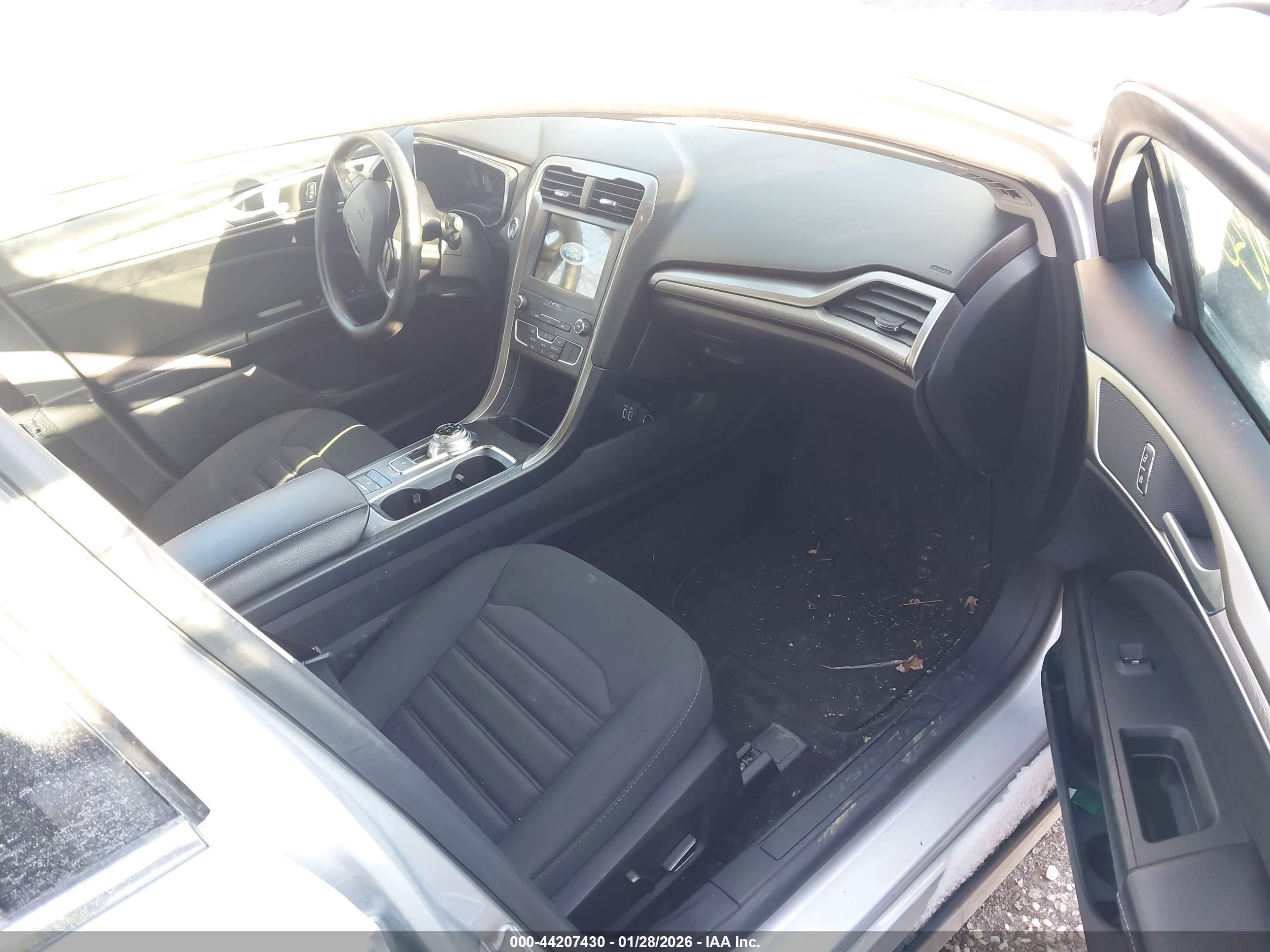 FORD FUSION image 5