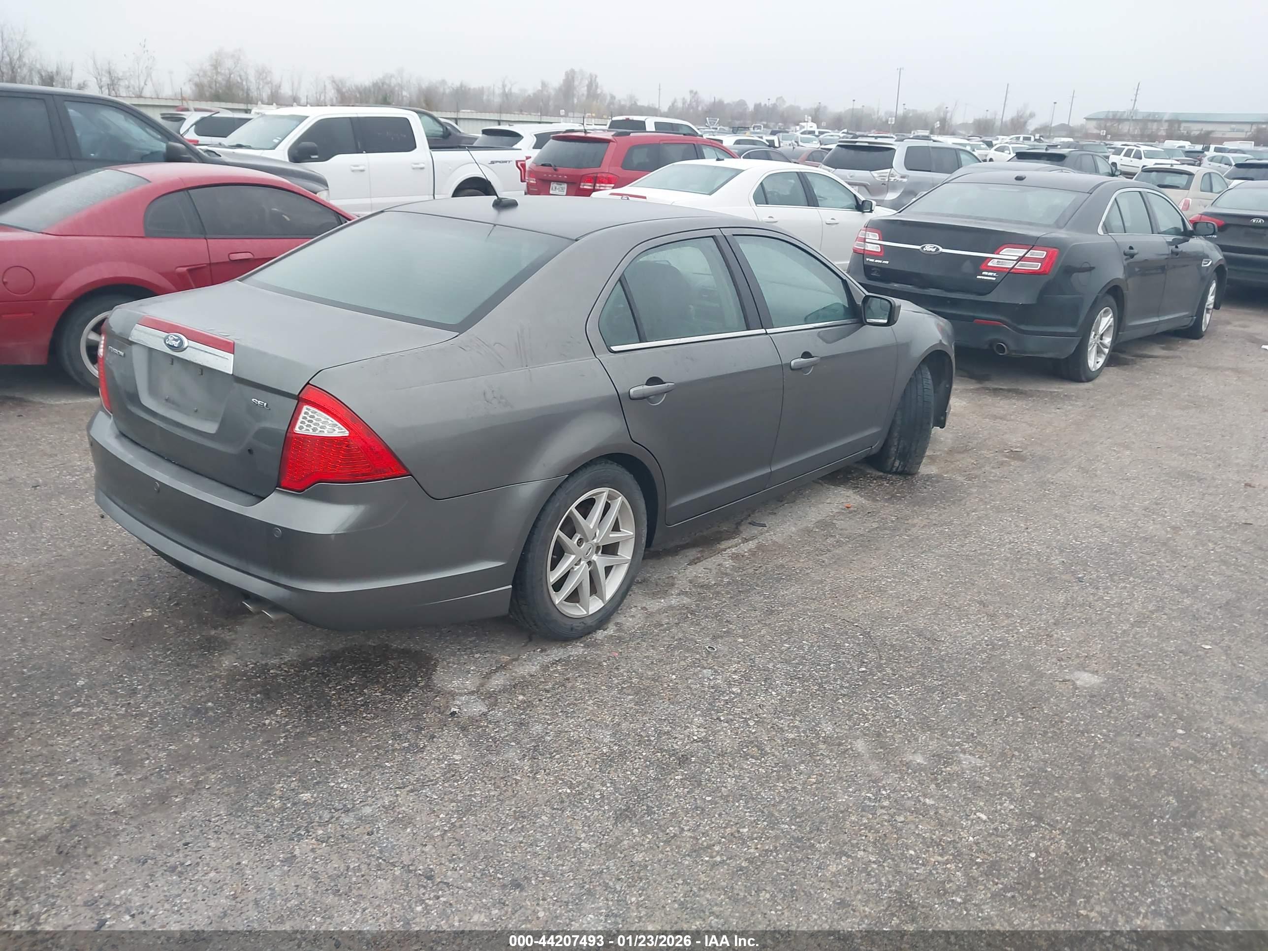 FORD FUSION image 4