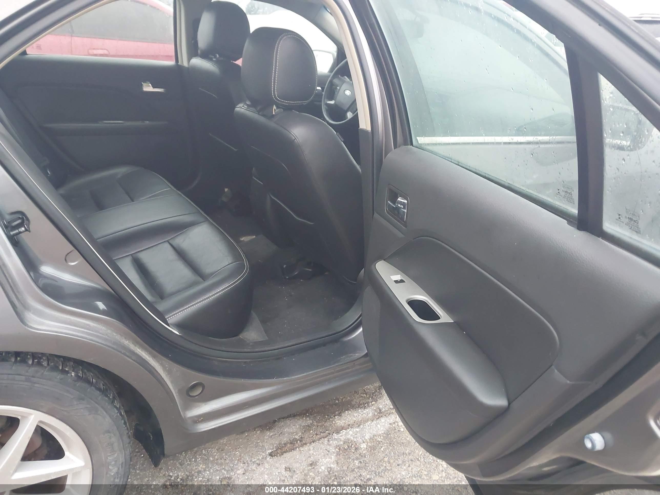 FORD FUSION image 8