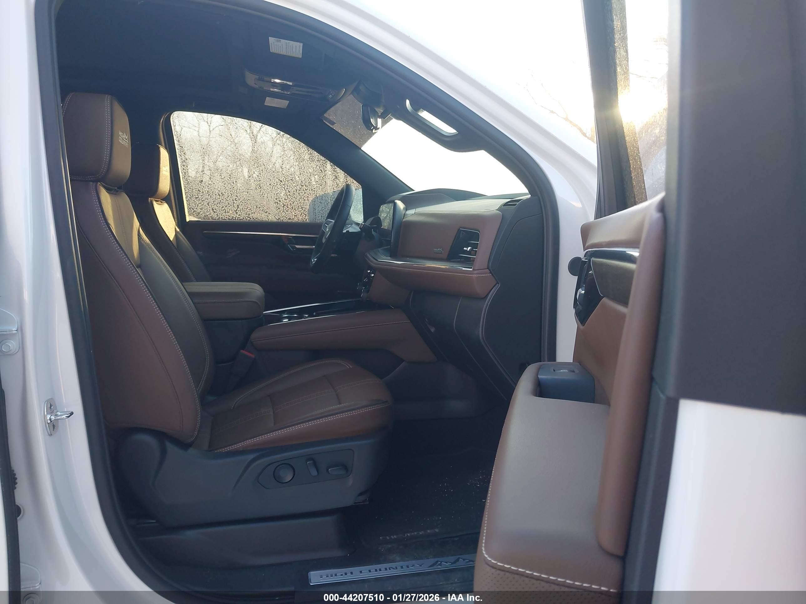CHEVROLET SUBURBAN image 5
