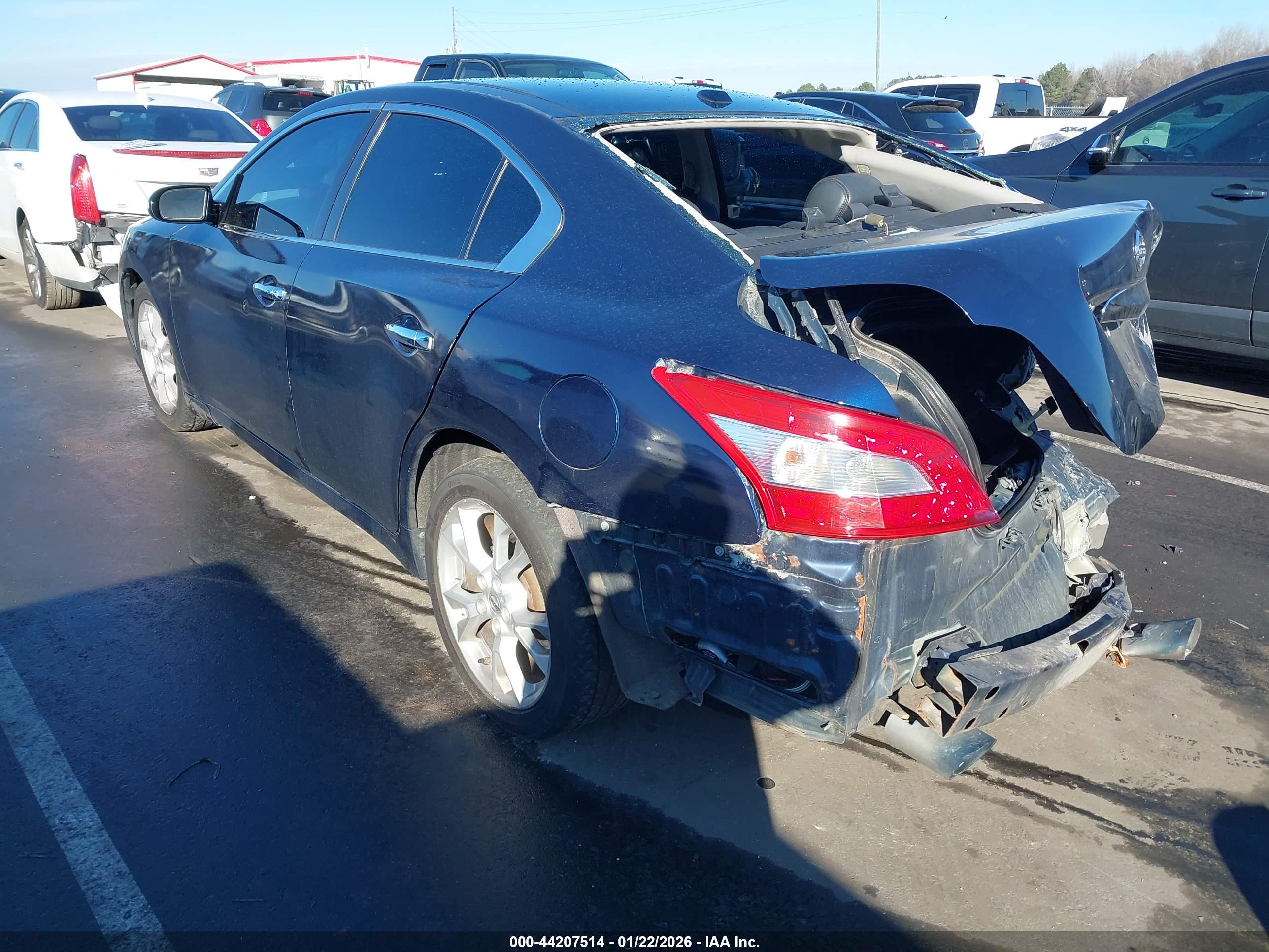 NISSAN MAXIMA image 3