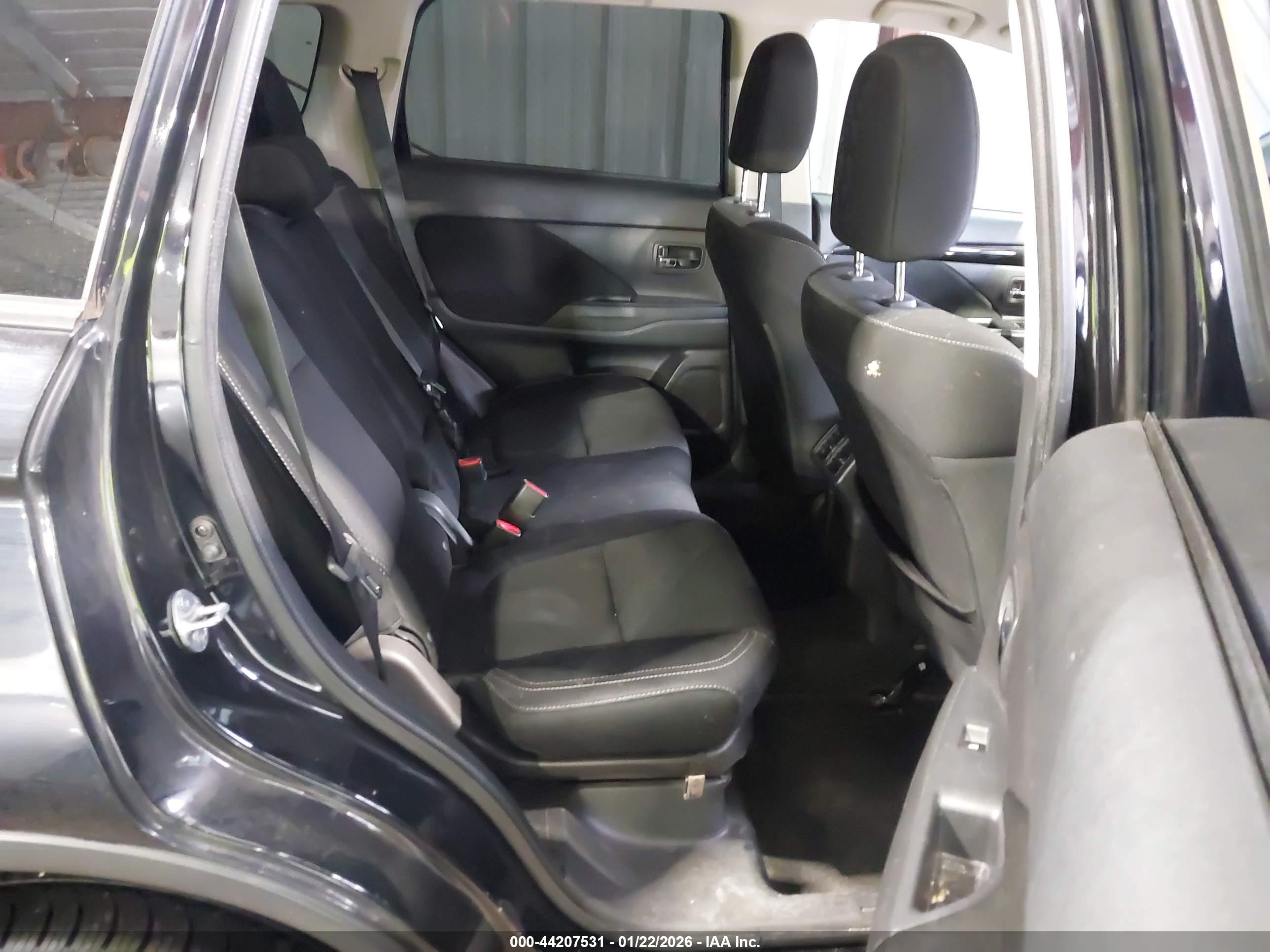 MITSUBISHI OUTLANDER image 8