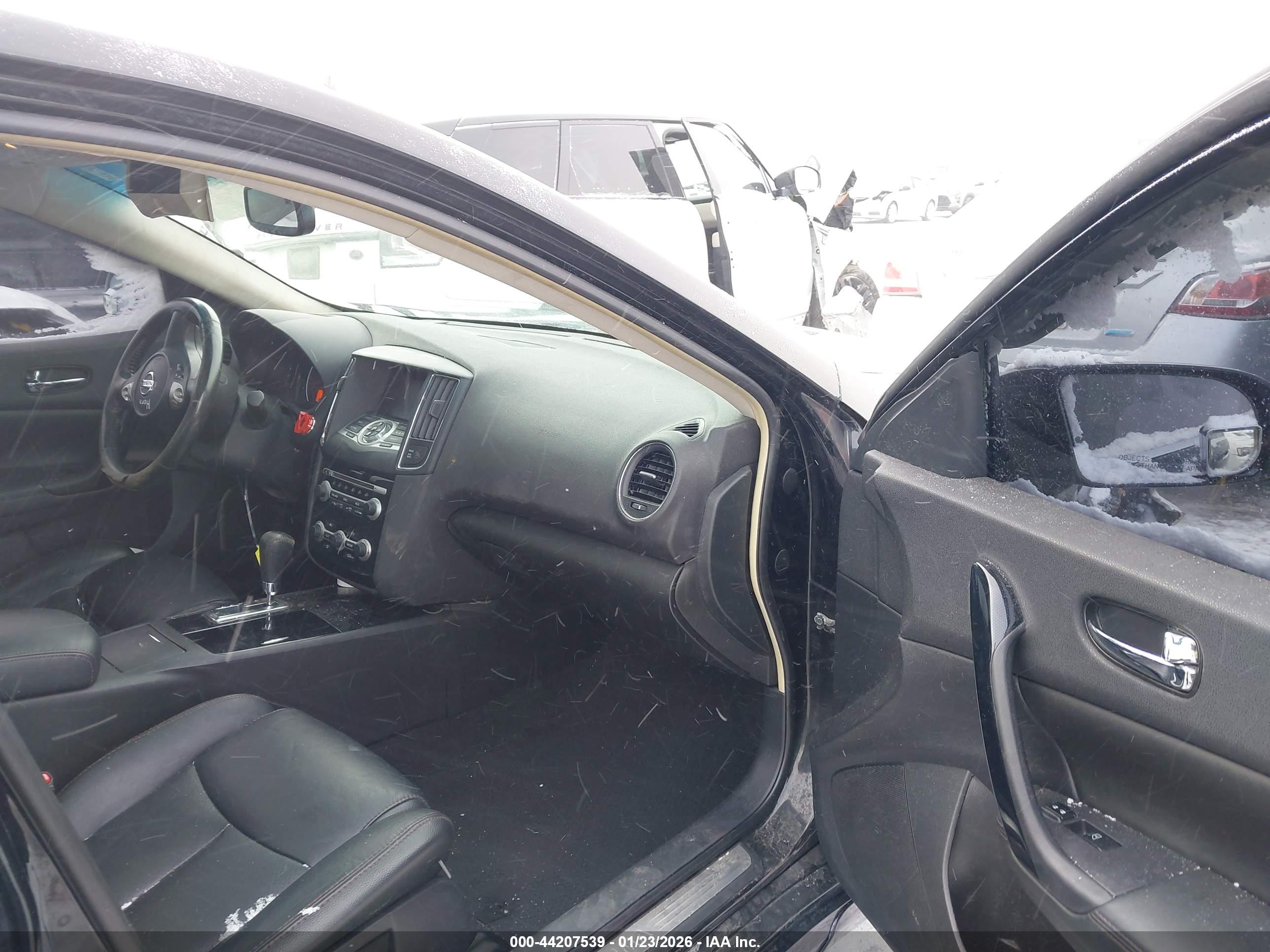 NISSAN MAXIMA image 5