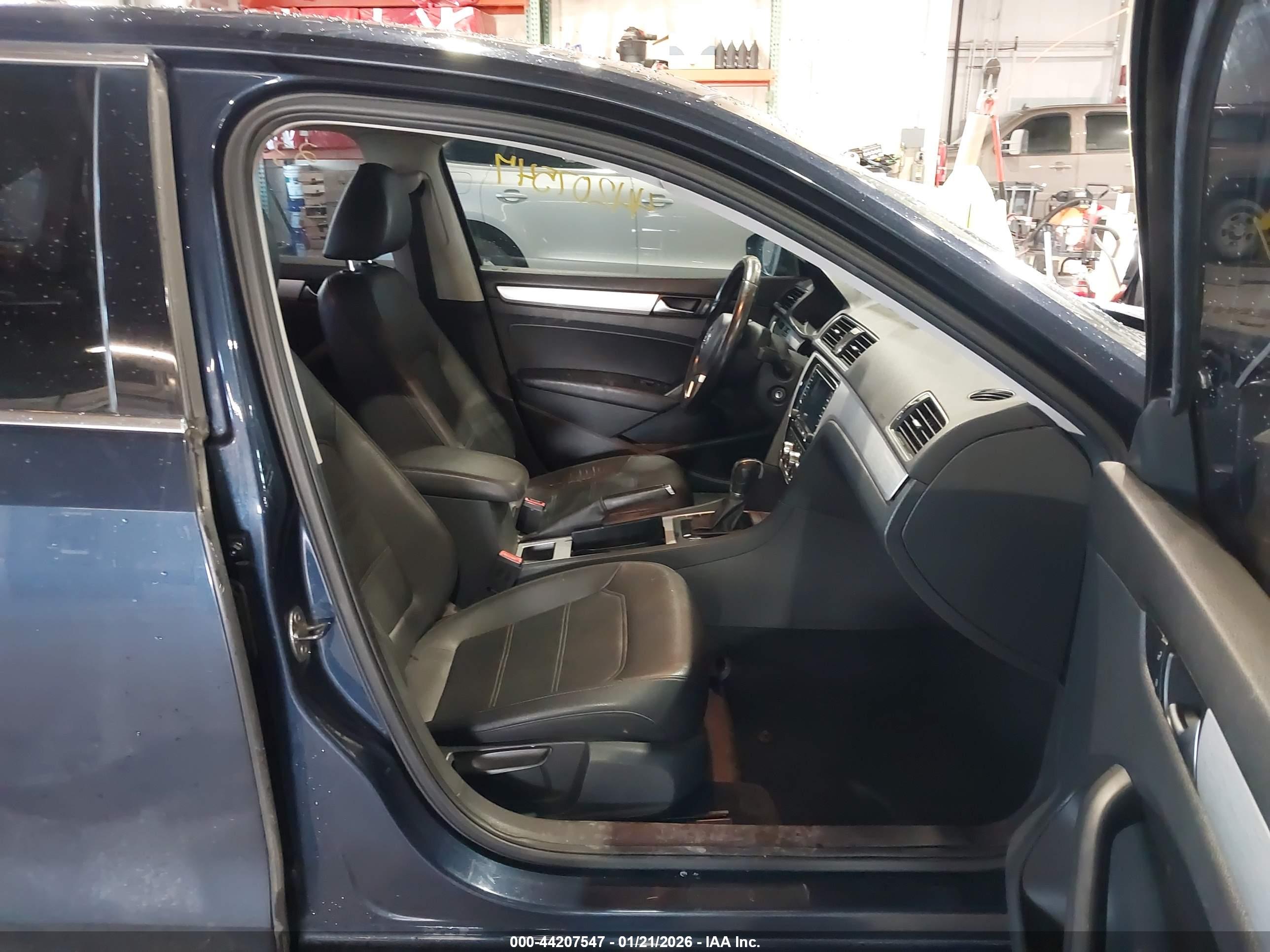 VOLKSWAGEN PASSAT image 5