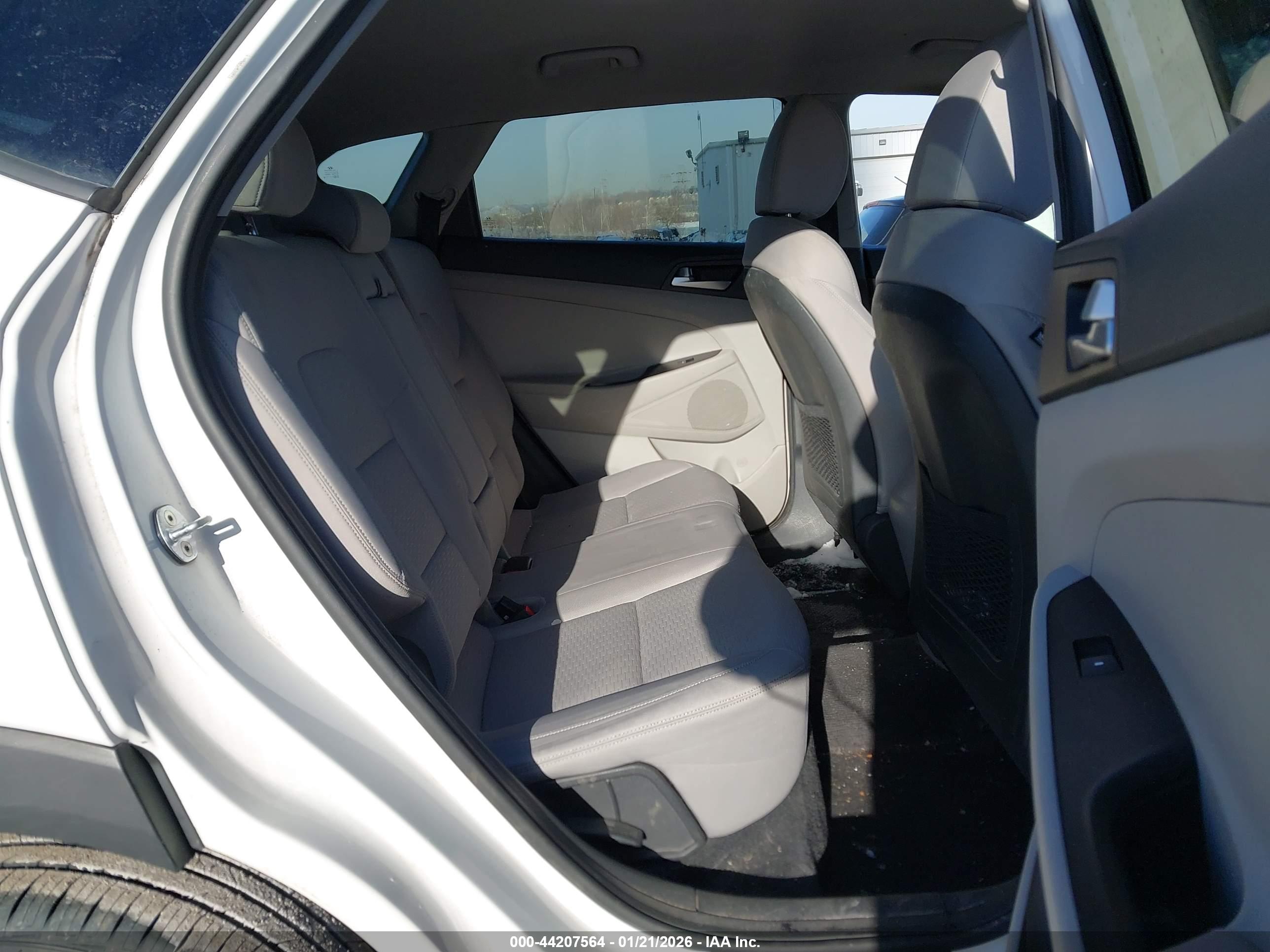 HYUNDAI TUCSON image 8