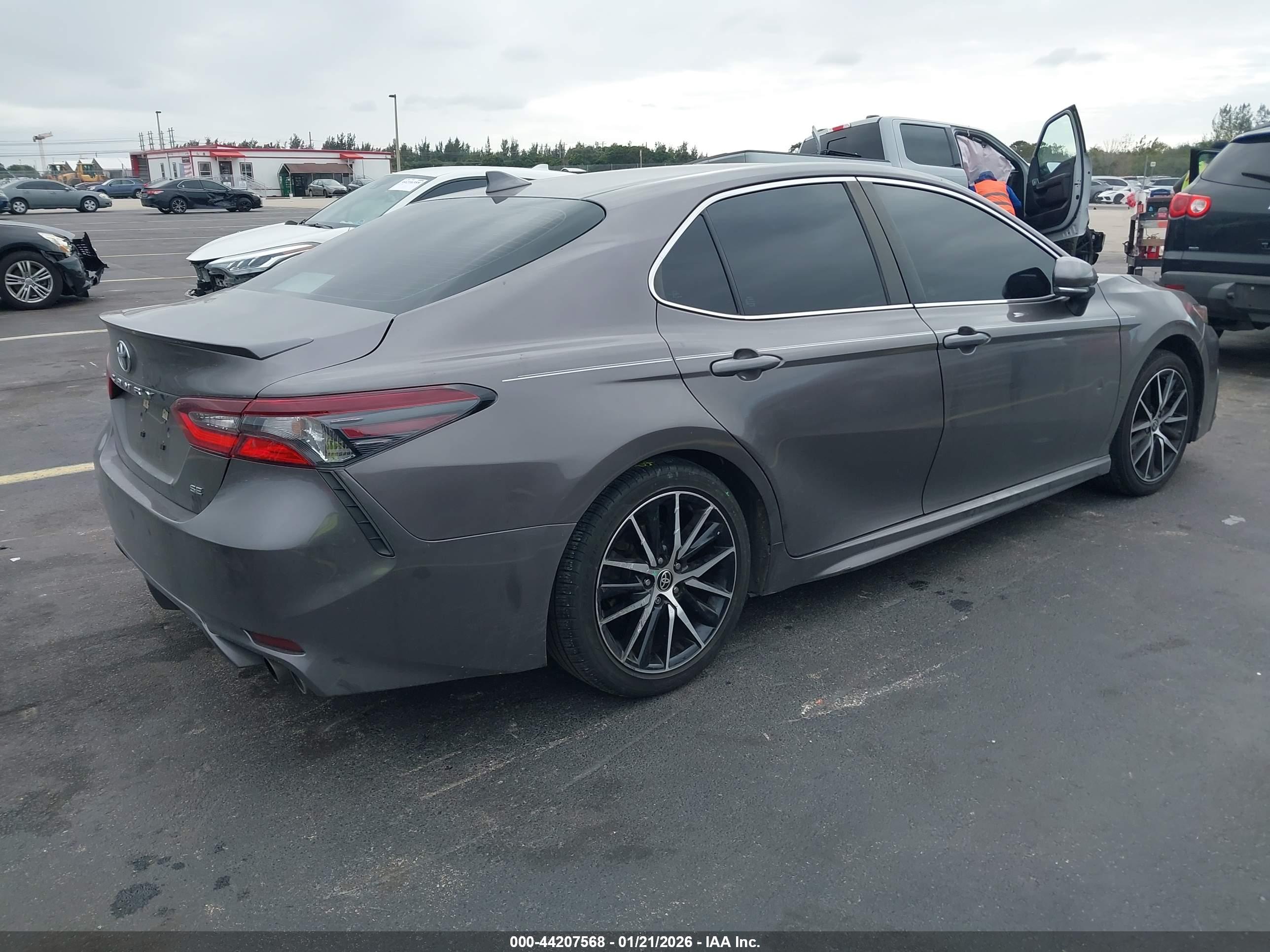TOYOTA CAMRY image 4
