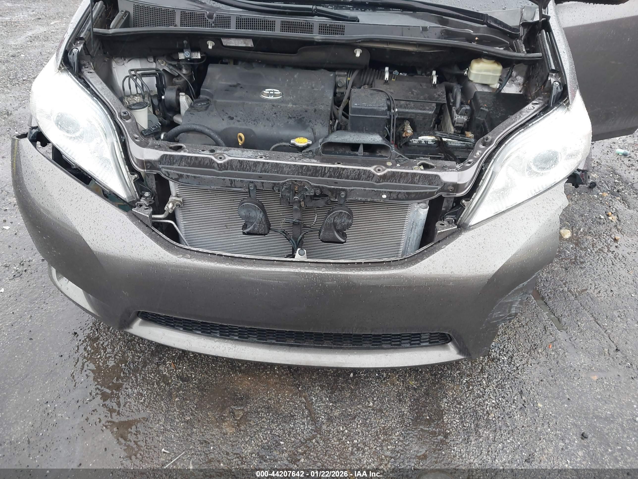 TOYOTA SIENNA image 10