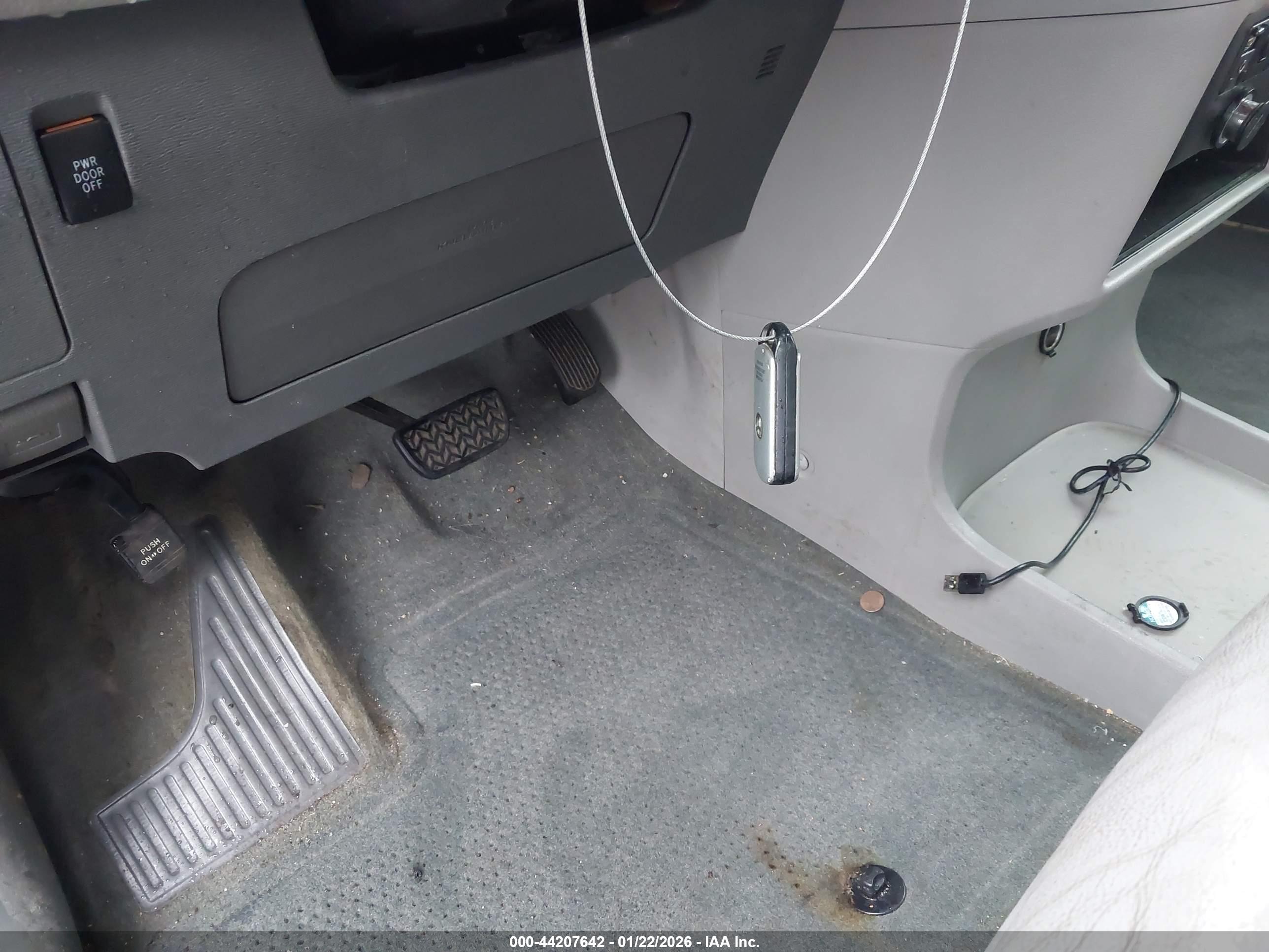 TOYOTA SIENNA image 11