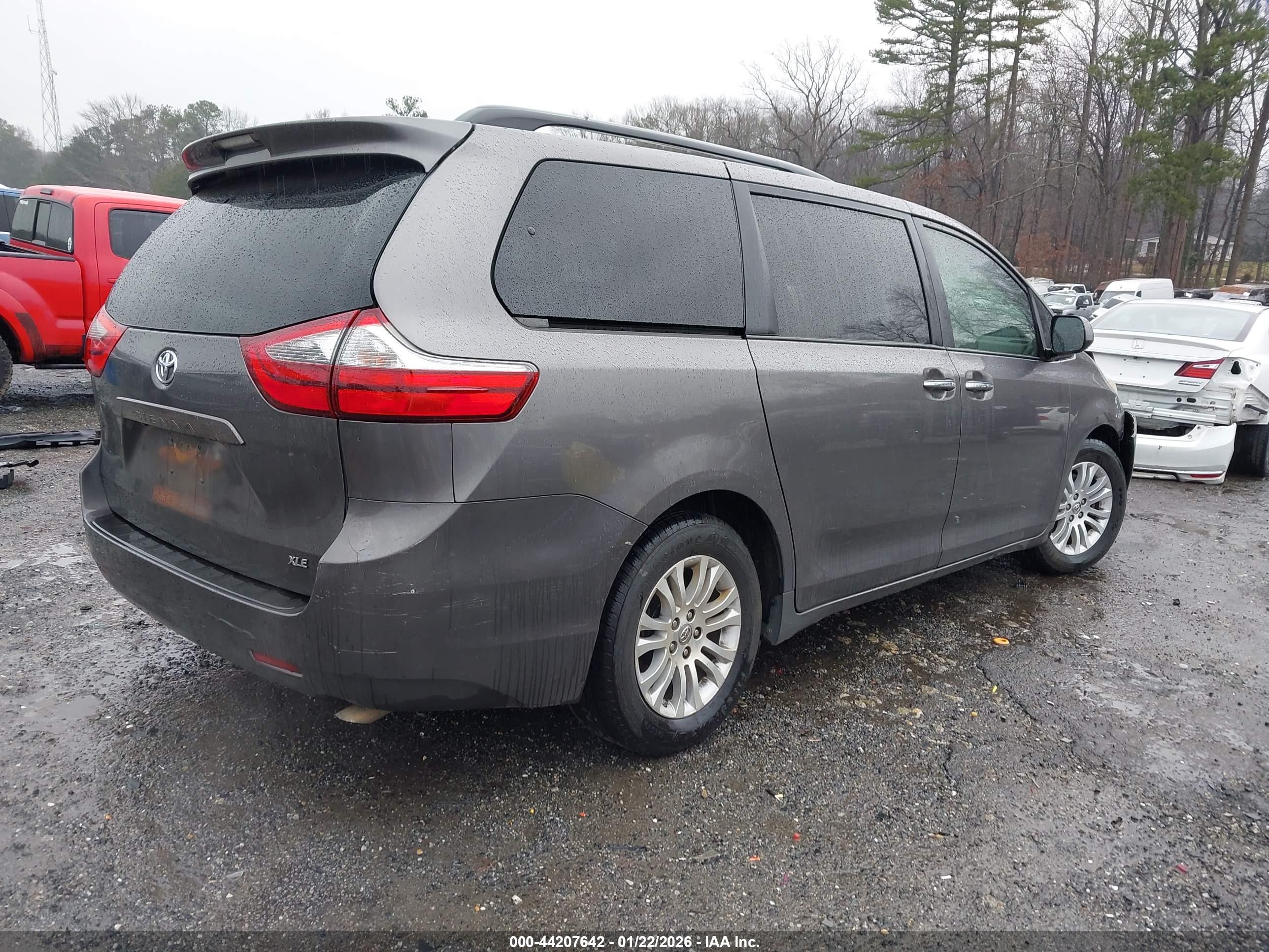 TOYOTA SIENNA image 4