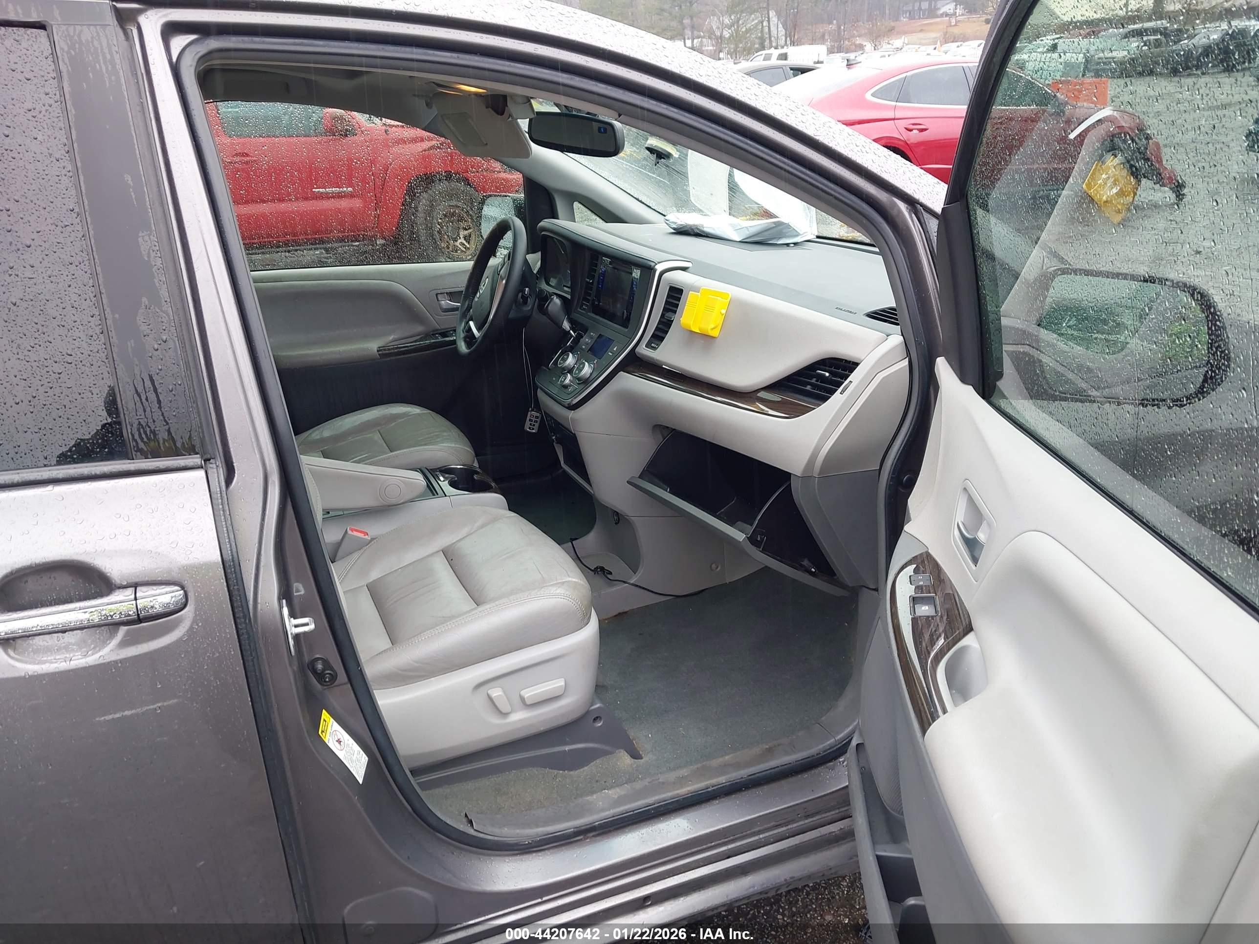TOYOTA SIENNA image 5