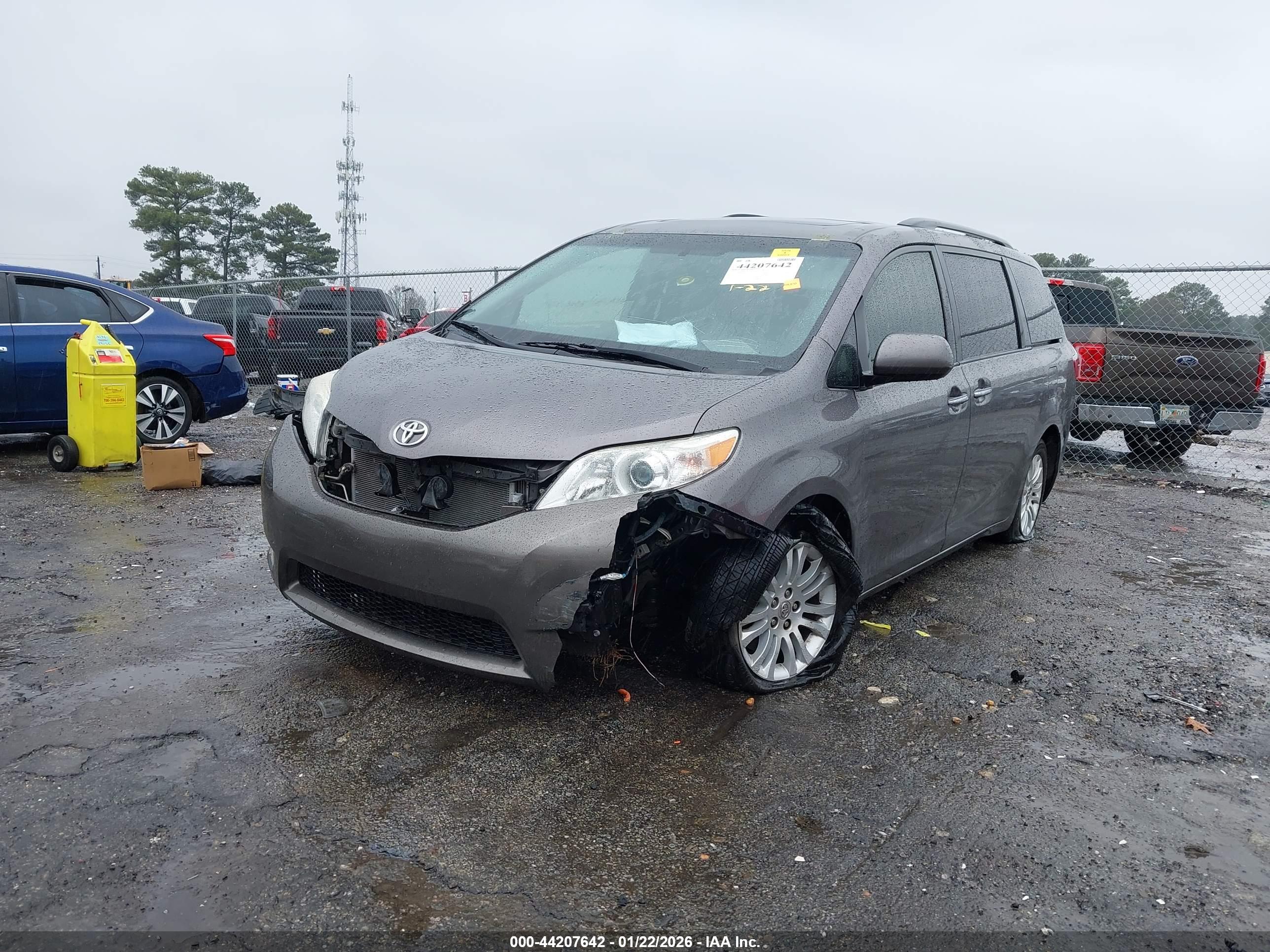 TOYOTA SIENNA image 6