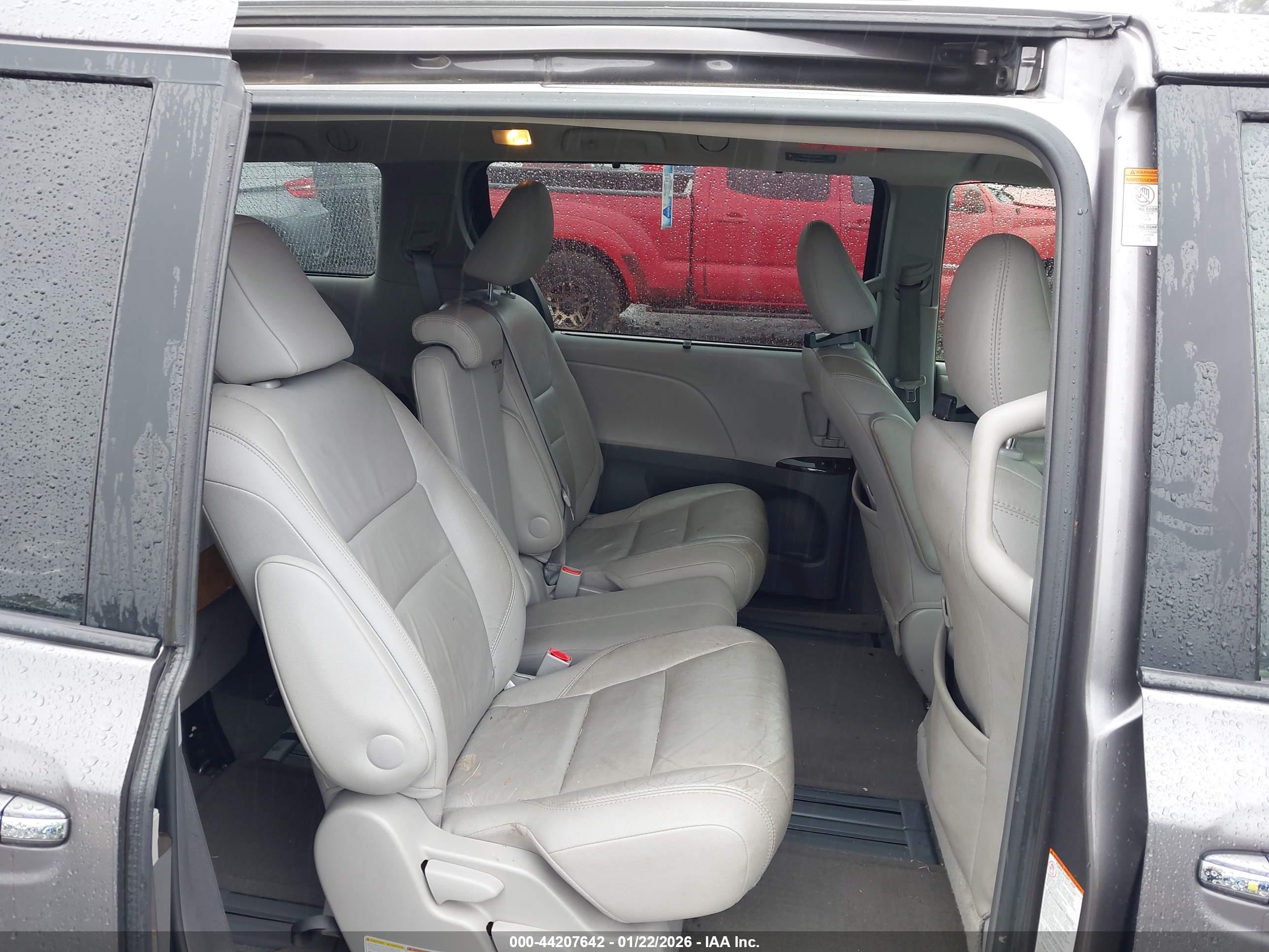 TOYOTA SIENNA image 8