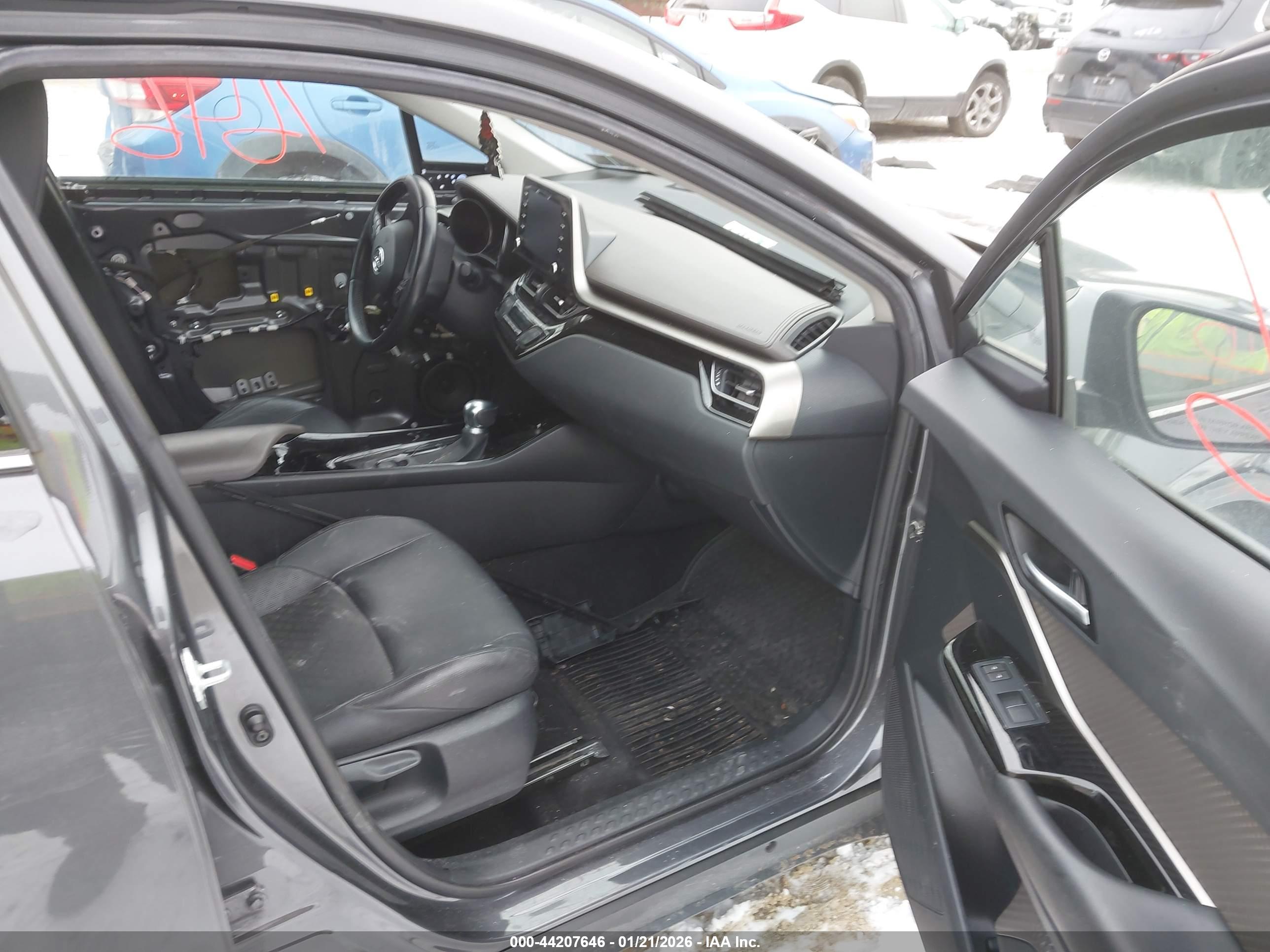 TOYOTA C-HR image 5