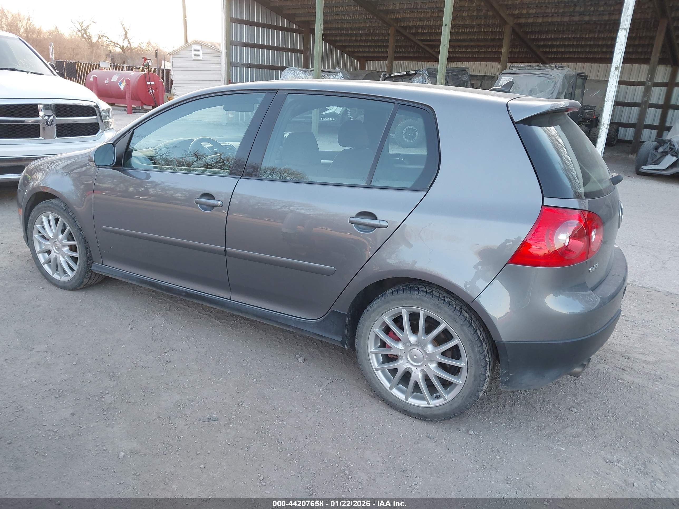 VOLKSWAGEN GTI image 3