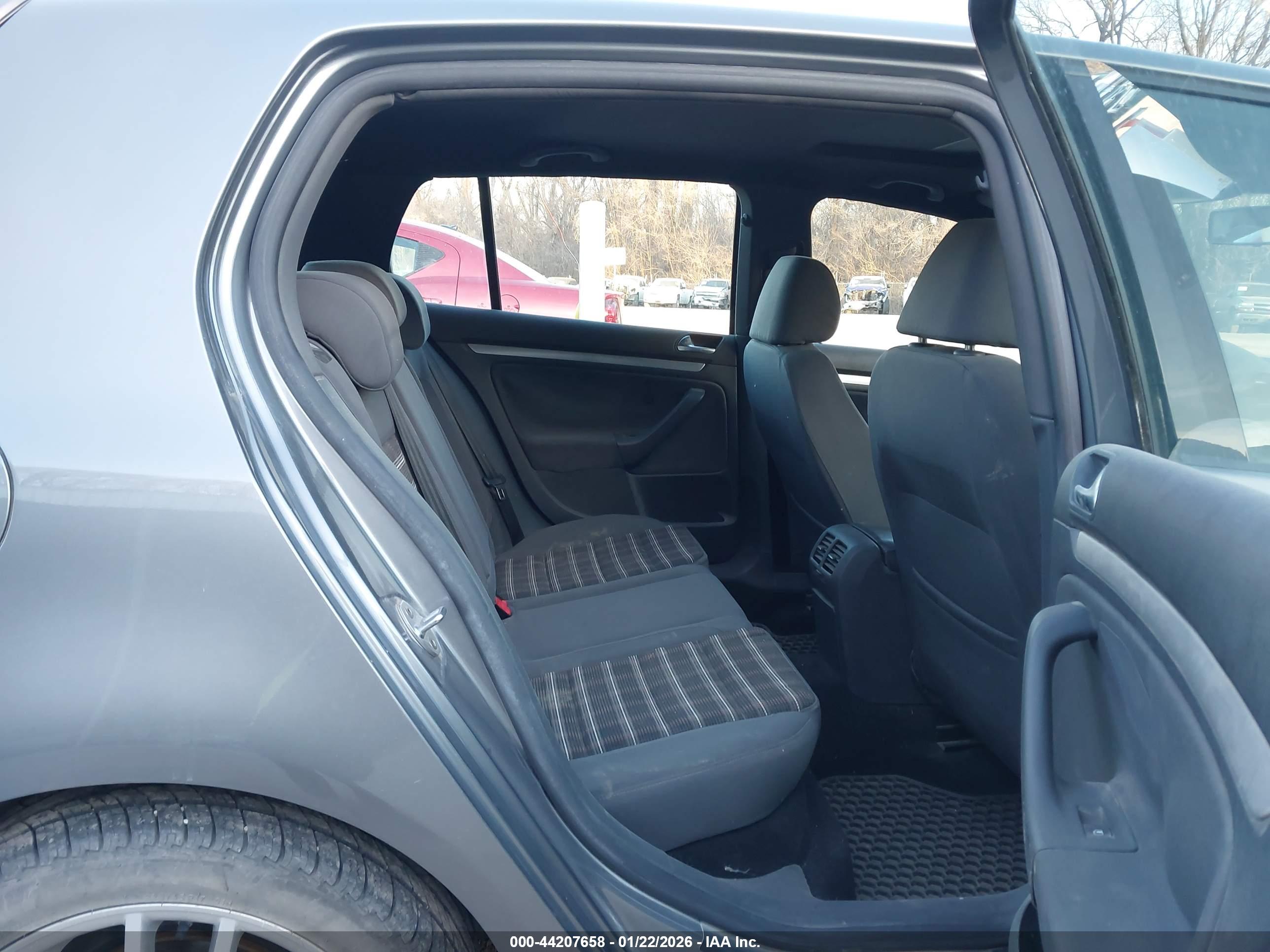 VOLKSWAGEN GTI image 8