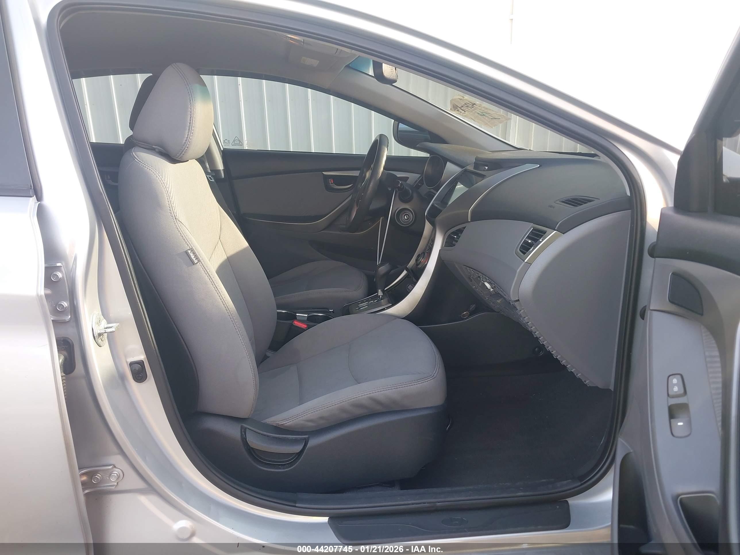 HYUNDAI ELANTRA image 5