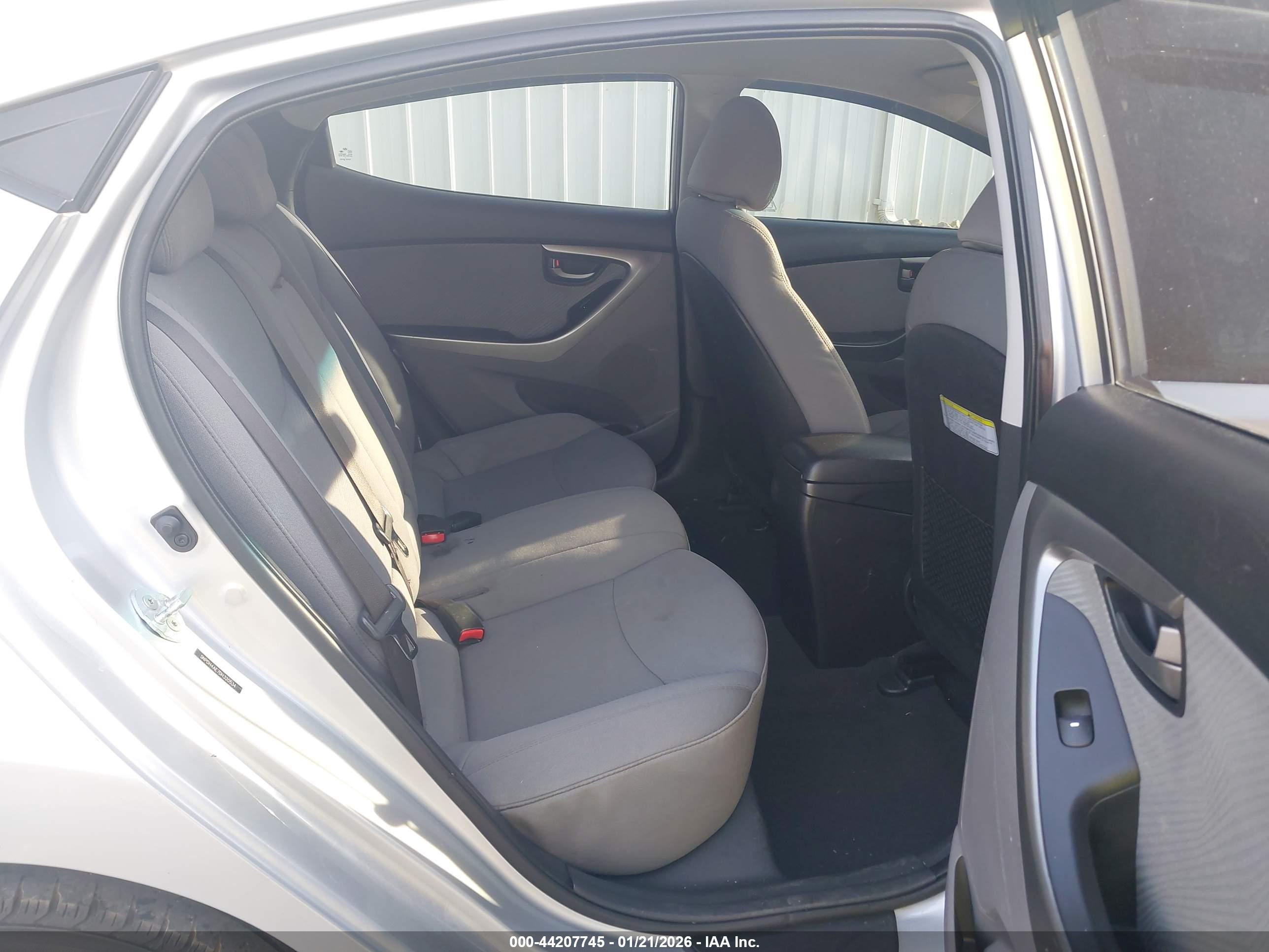 HYUNDAI ELANTRA image 8