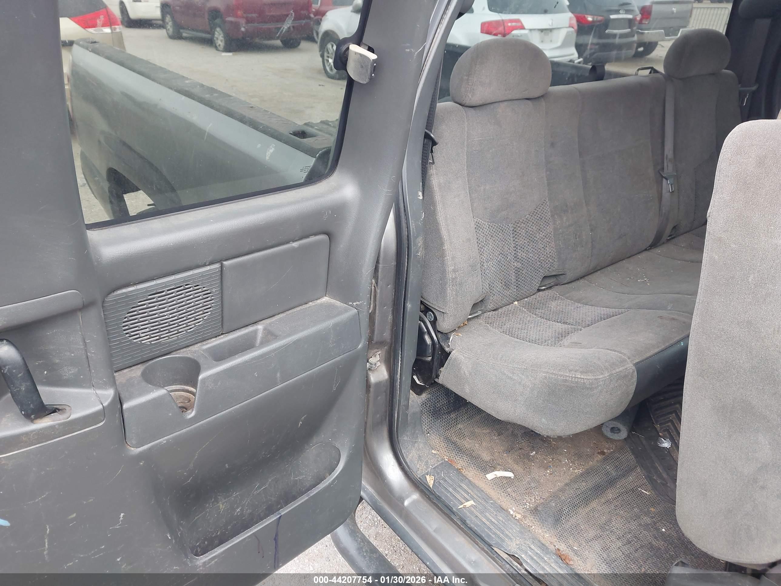 CHEVROLET SILVERADO image 8