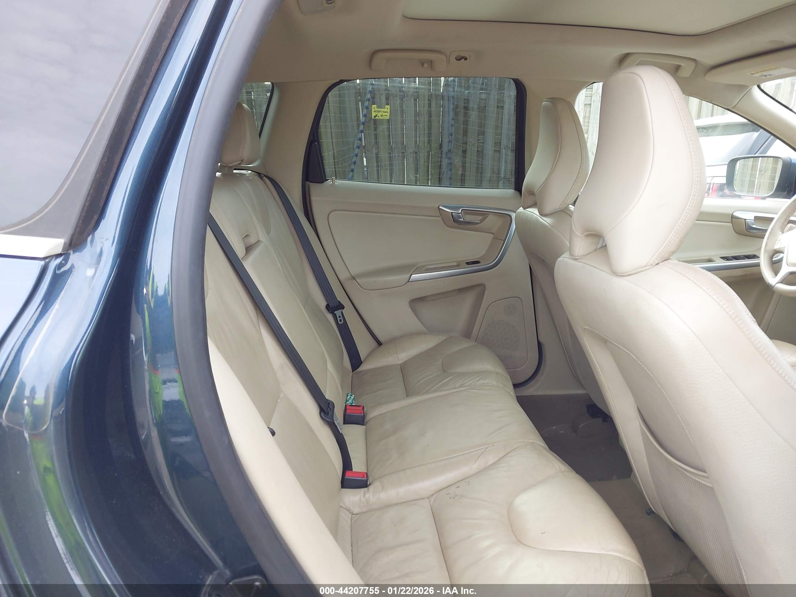 VOLVO XC60 image 8