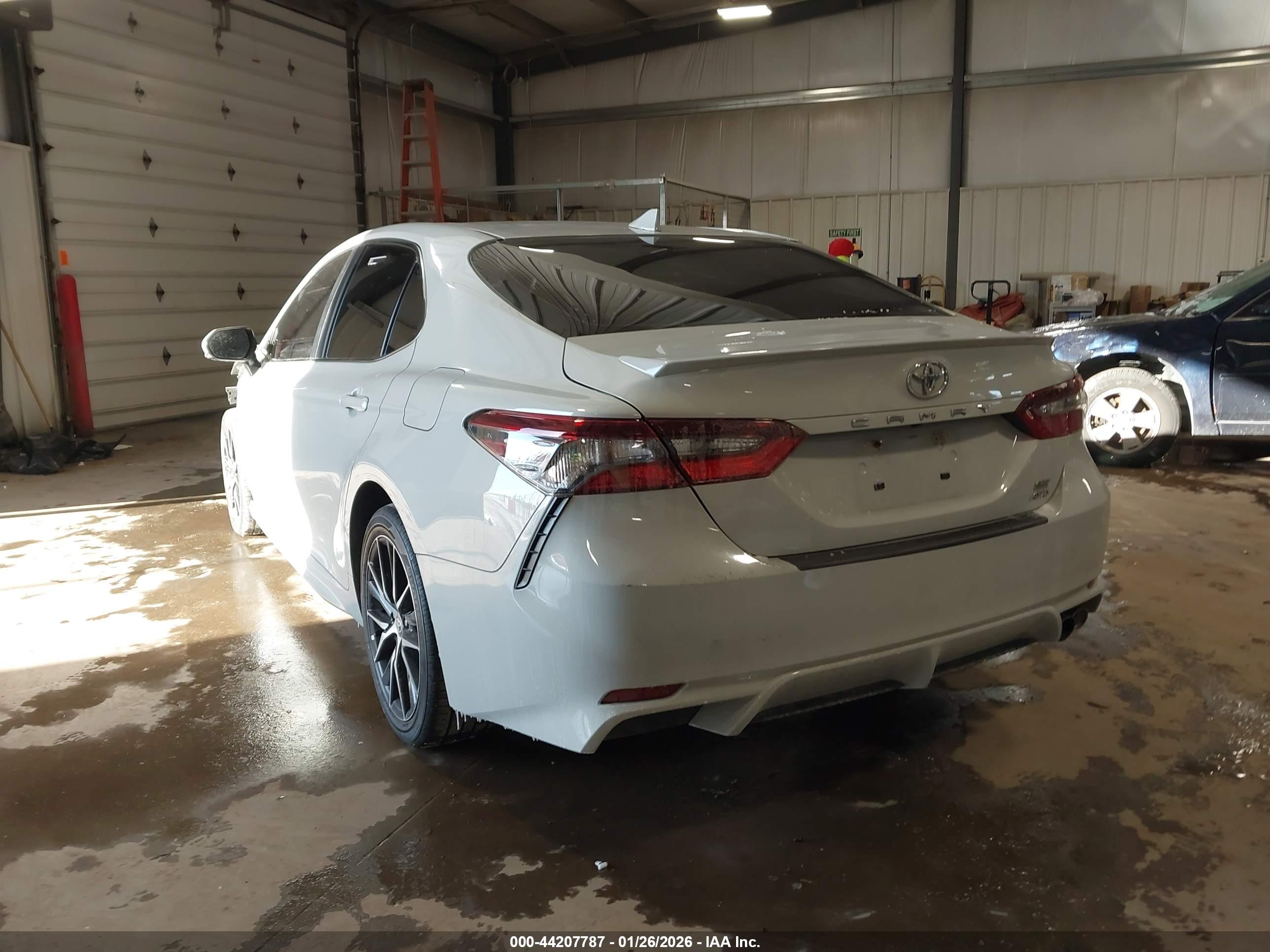 TOYOTA CAMRY image 3