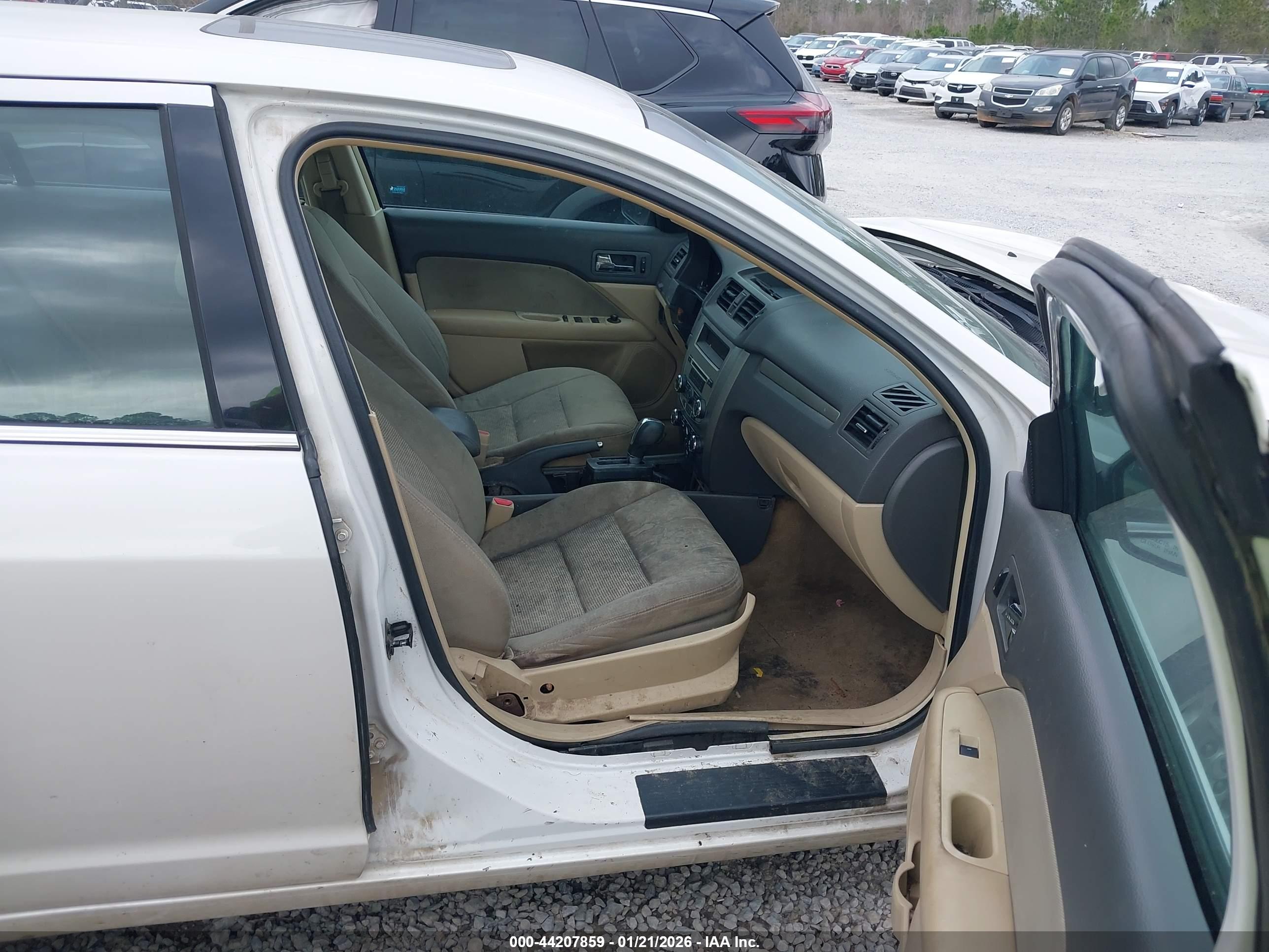 FORD FUSION image 5