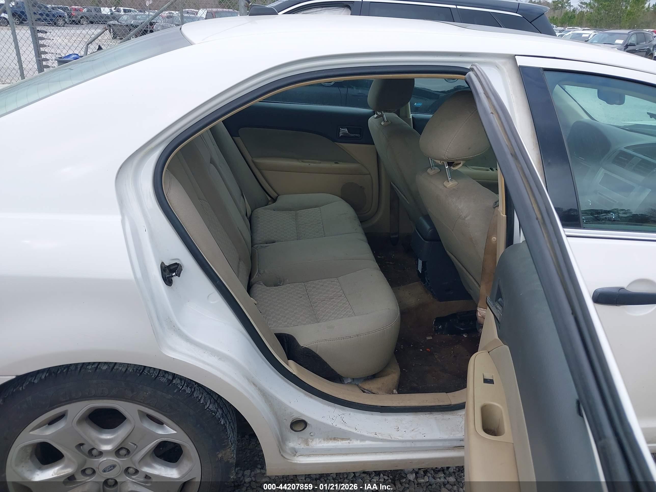 FORD FUSION image 8