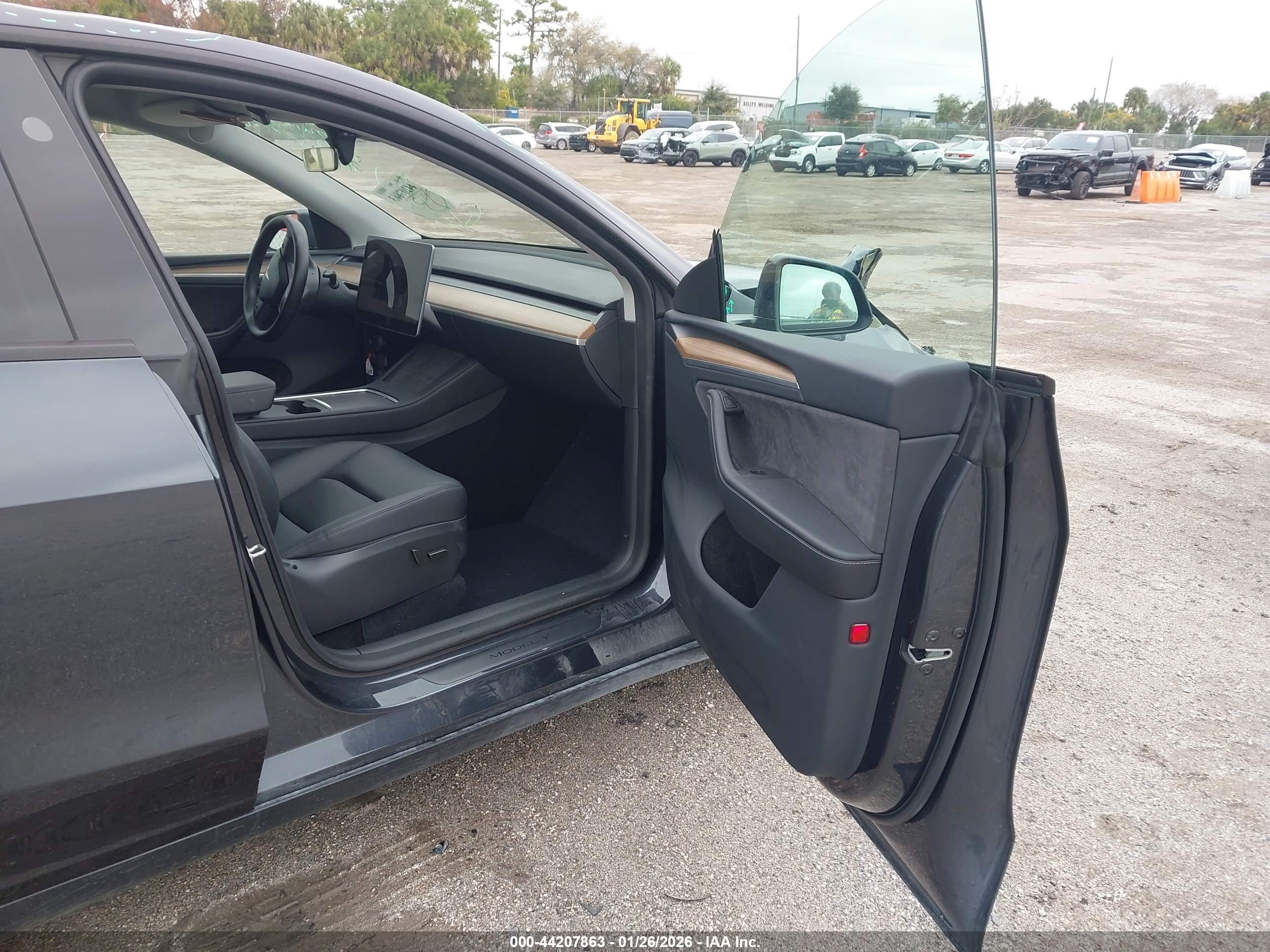 TESLA MODEL image 5