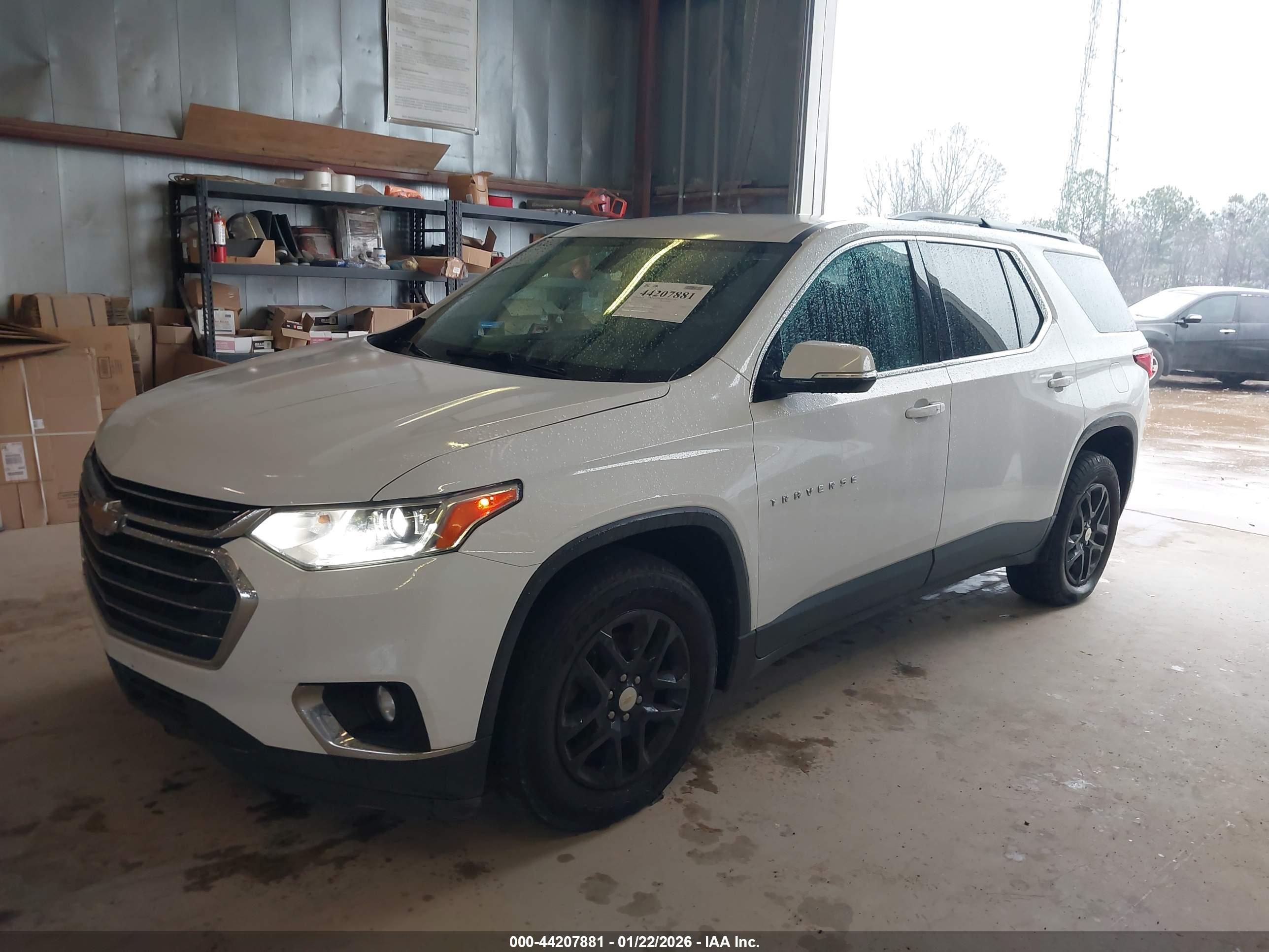 CHEVROLET TRAVERSE image 2