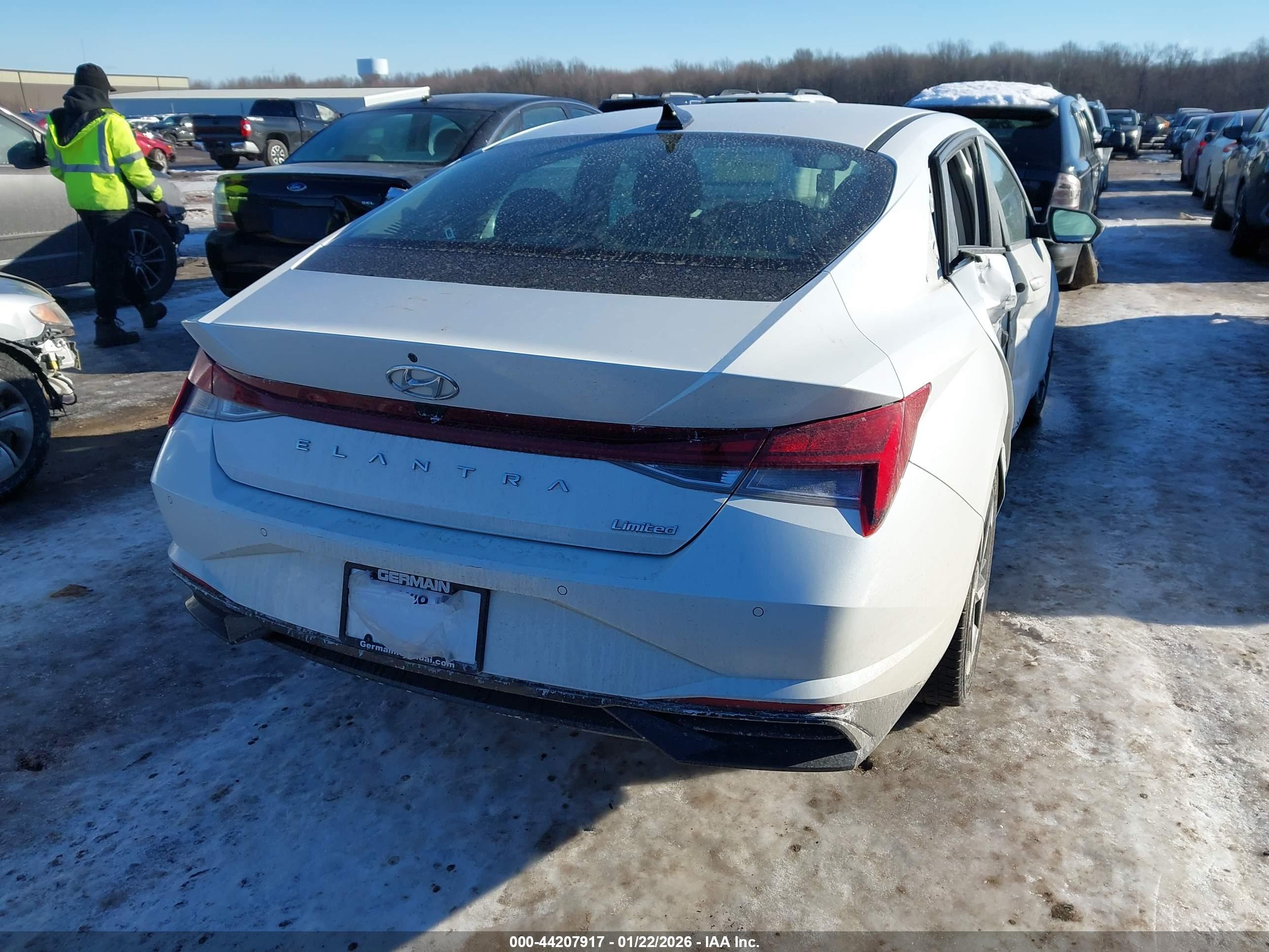 HYUNDAI ELANTRA image 4