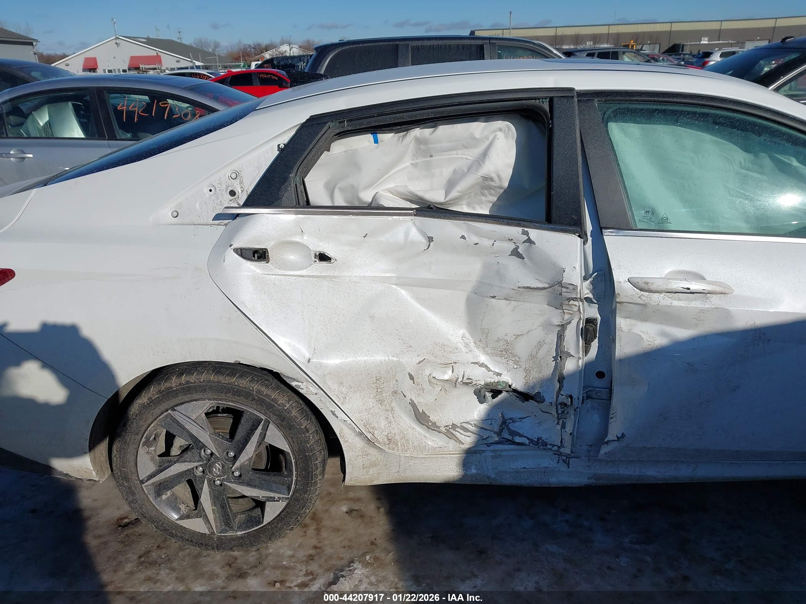 HYUNDAI ELANTRA image 6