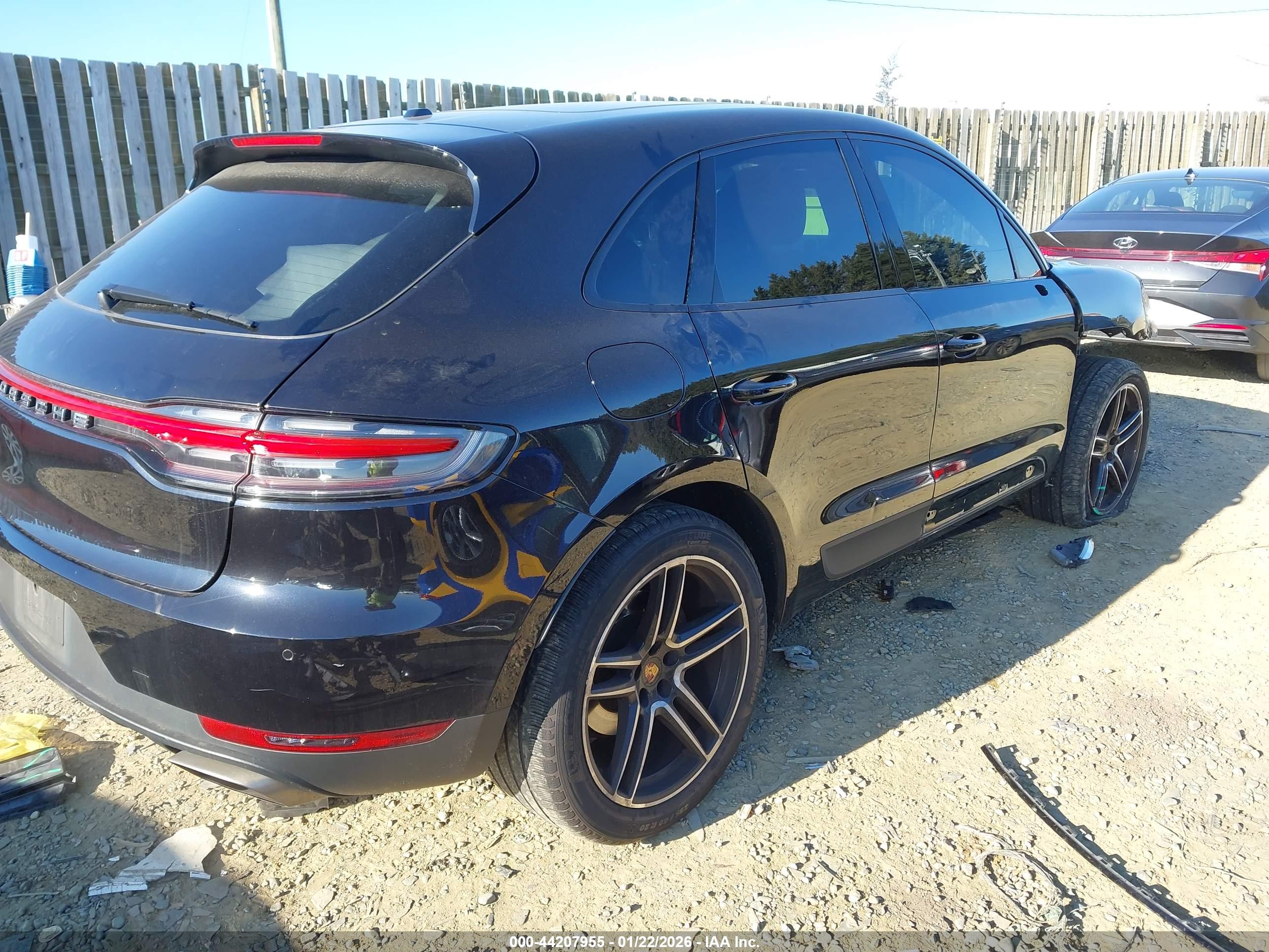 PORSCHE MACAN image 4