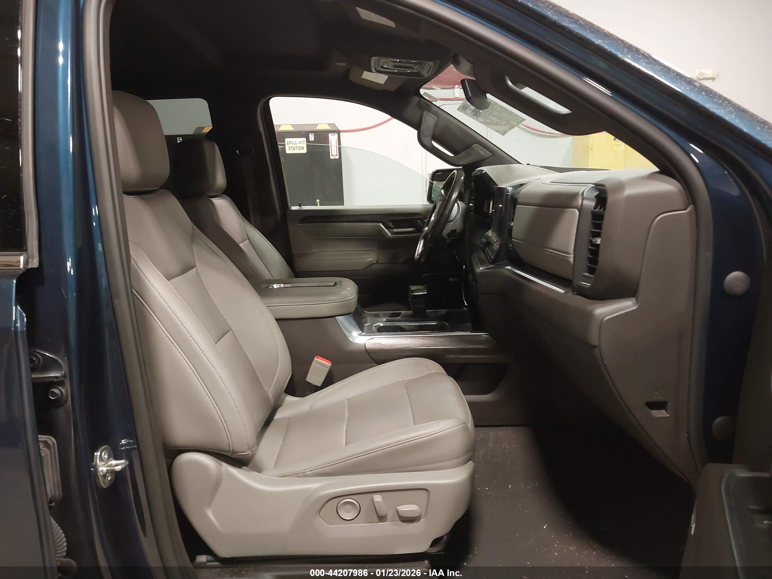 CHEVROLET SILVERADO image 5