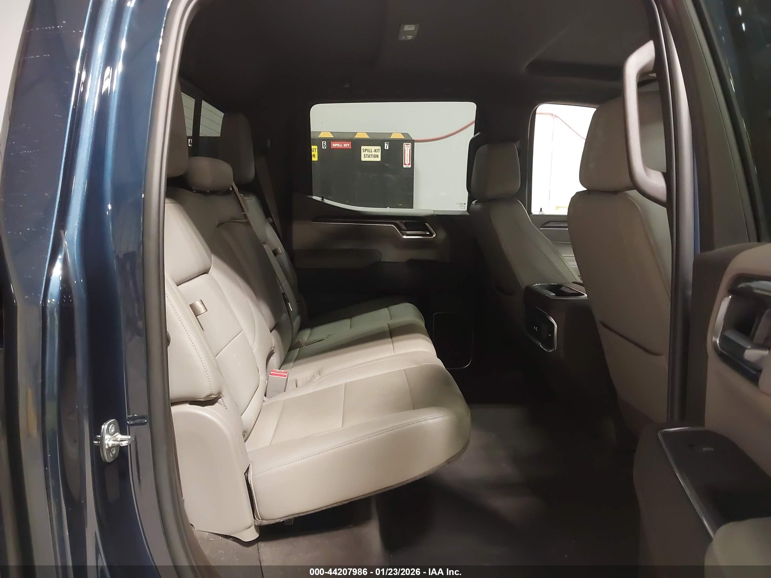 CHEVROLET SILVERADO image 8