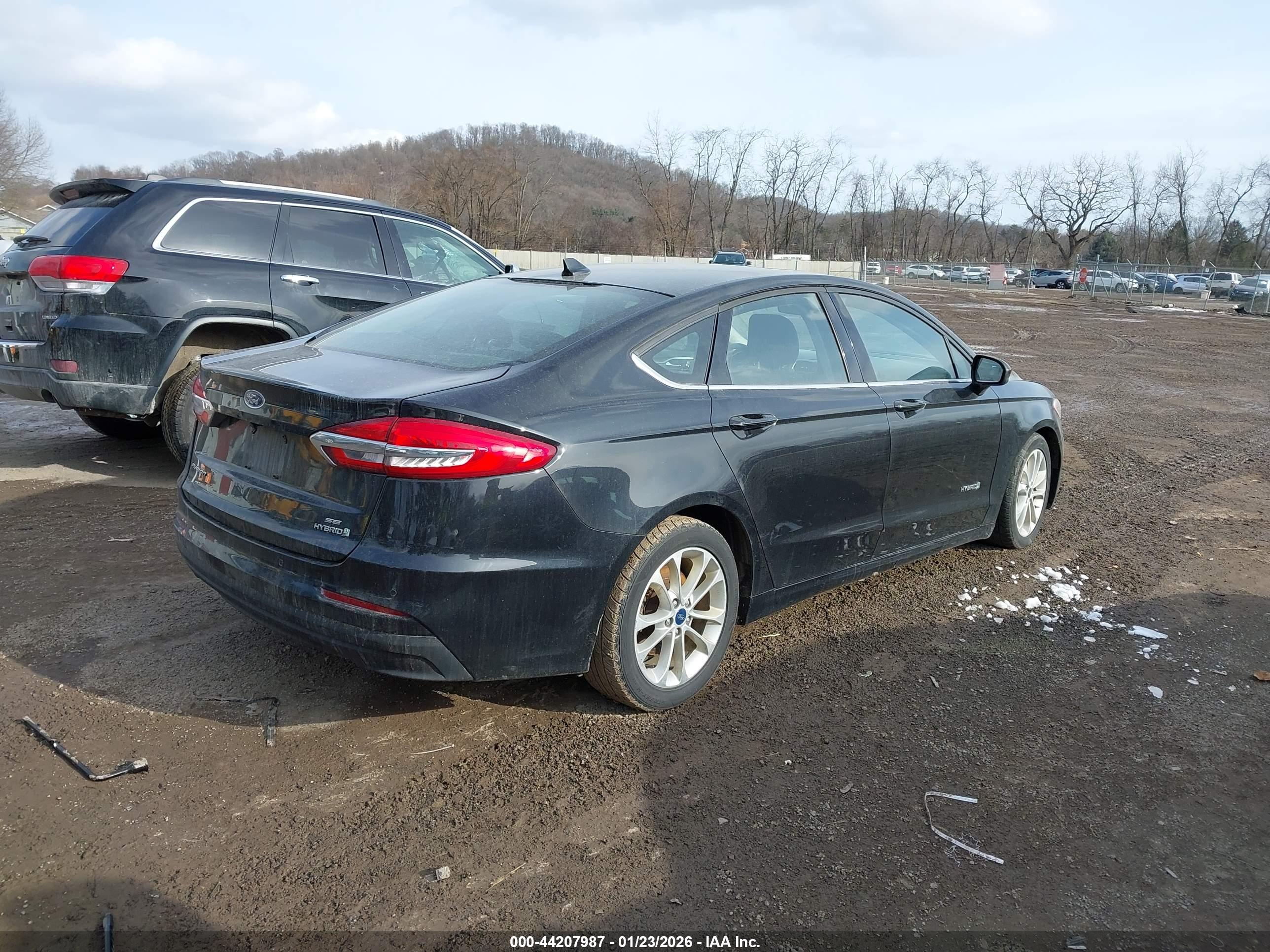 FORD FUSION image 4