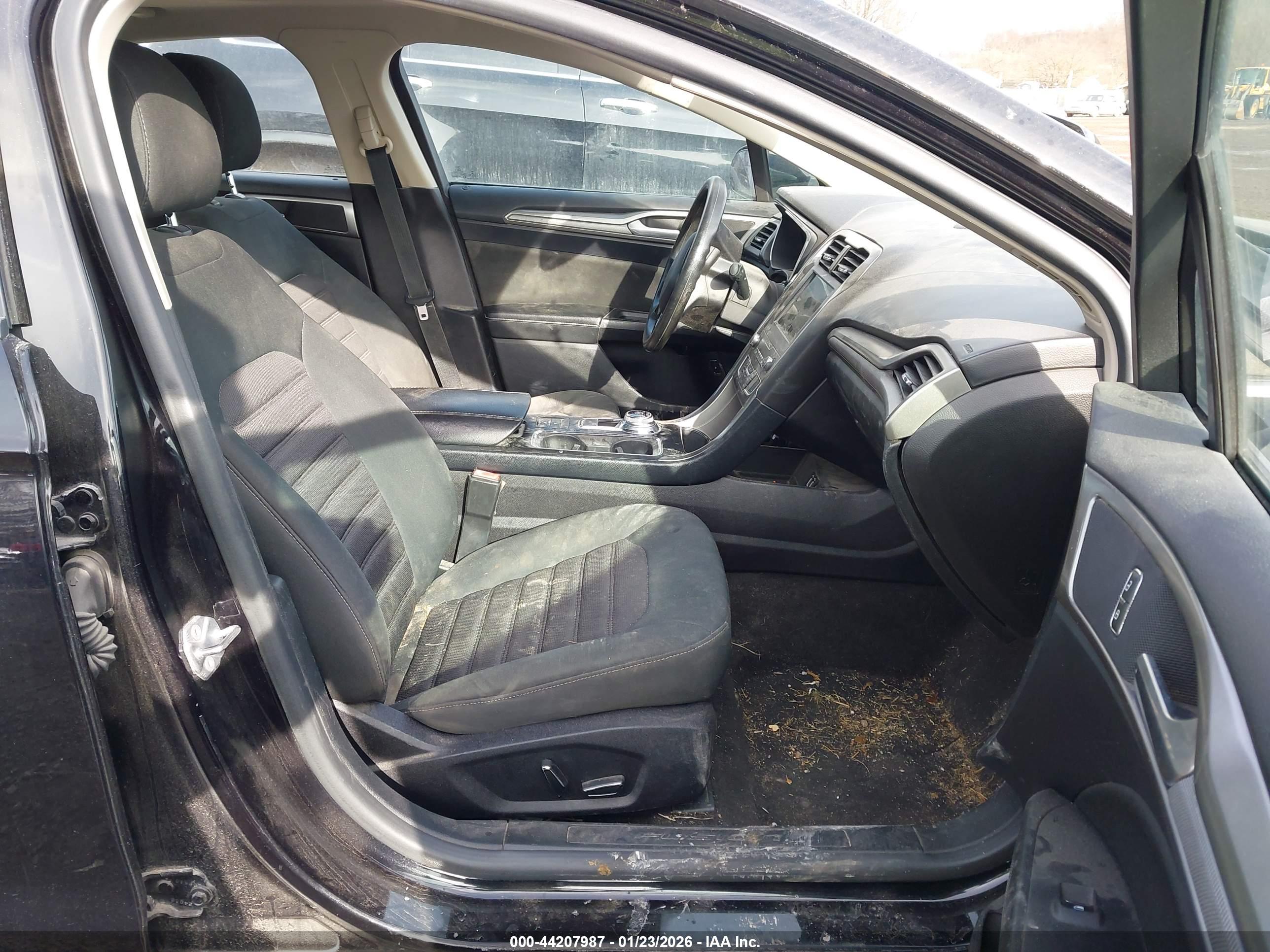 FORD FUSION image 5