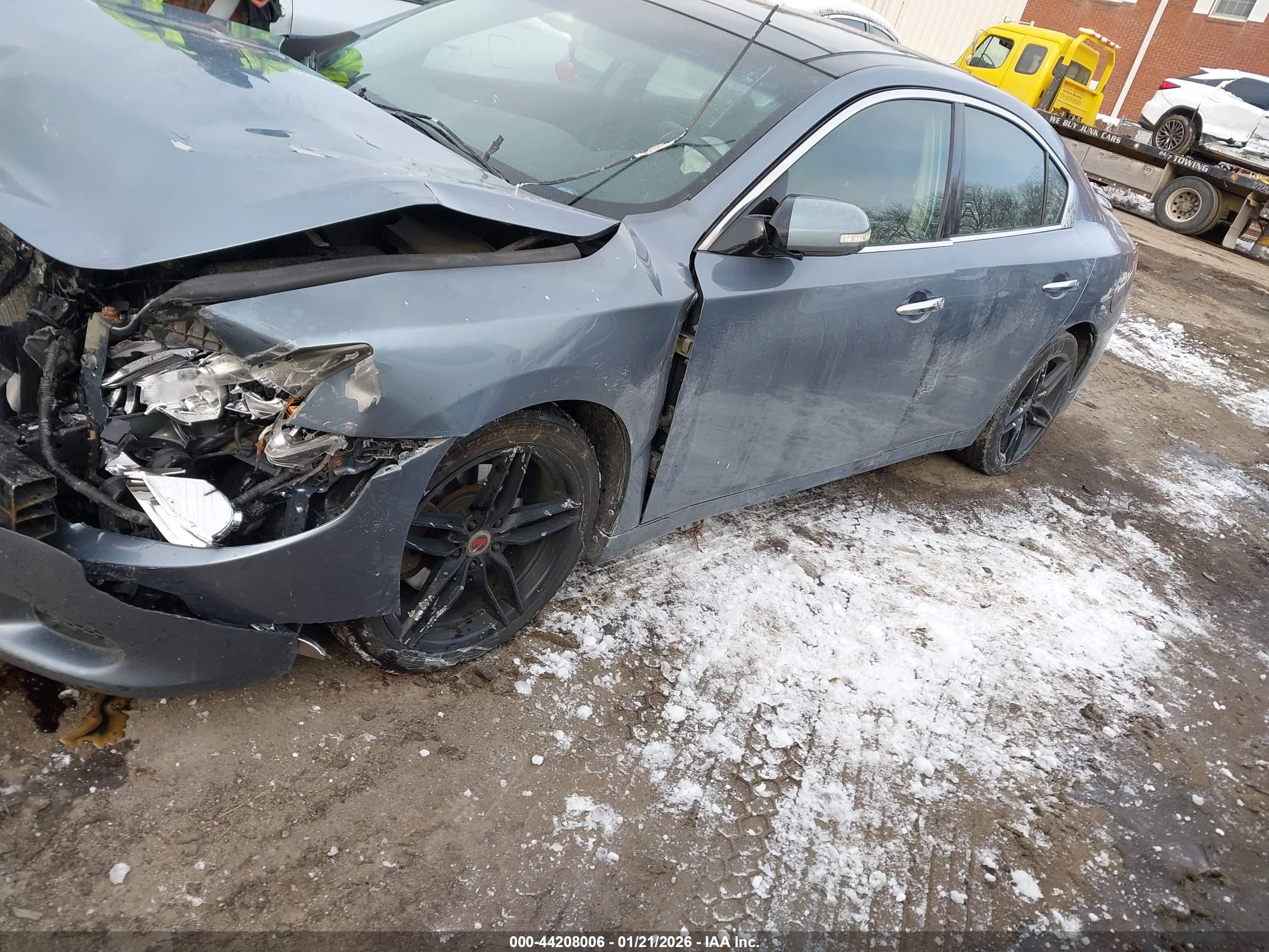 NISSAN MAXIMA image 2