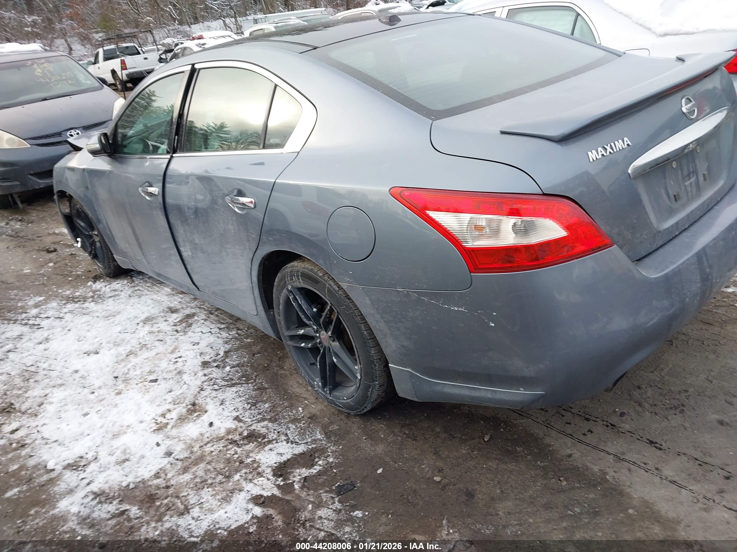 NISSAN MAXIMA image 3