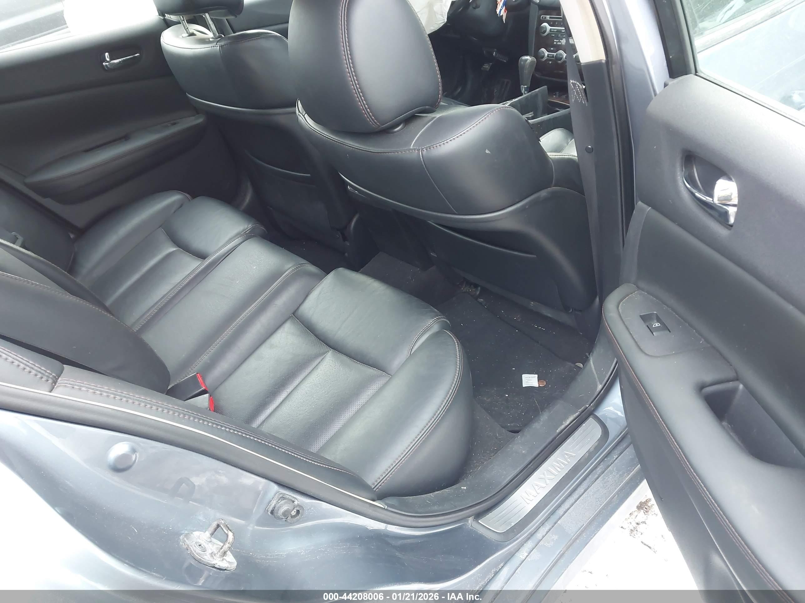 NISSAN MAXIMA image 8