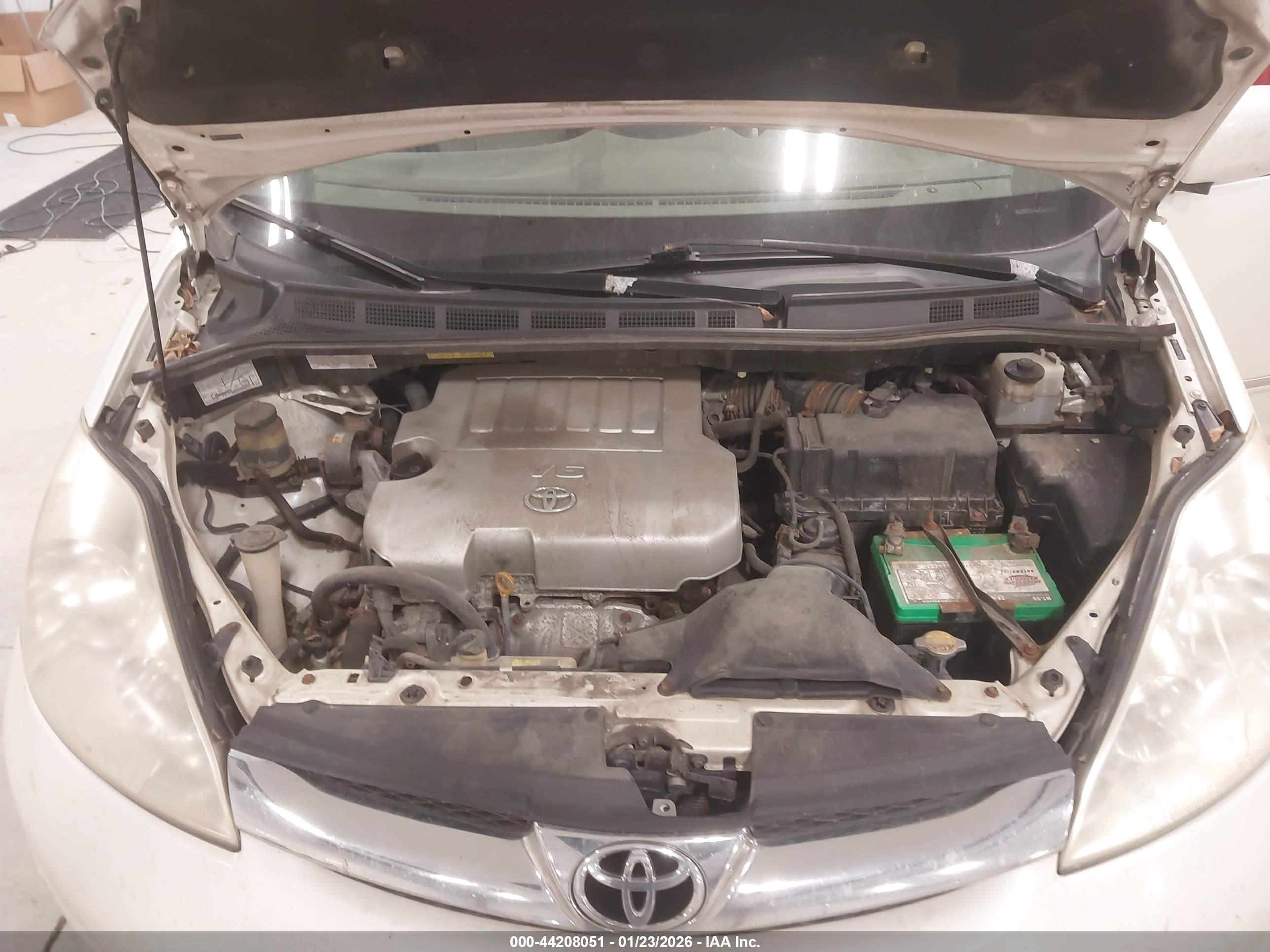 TOYOTA SIENNA image 10