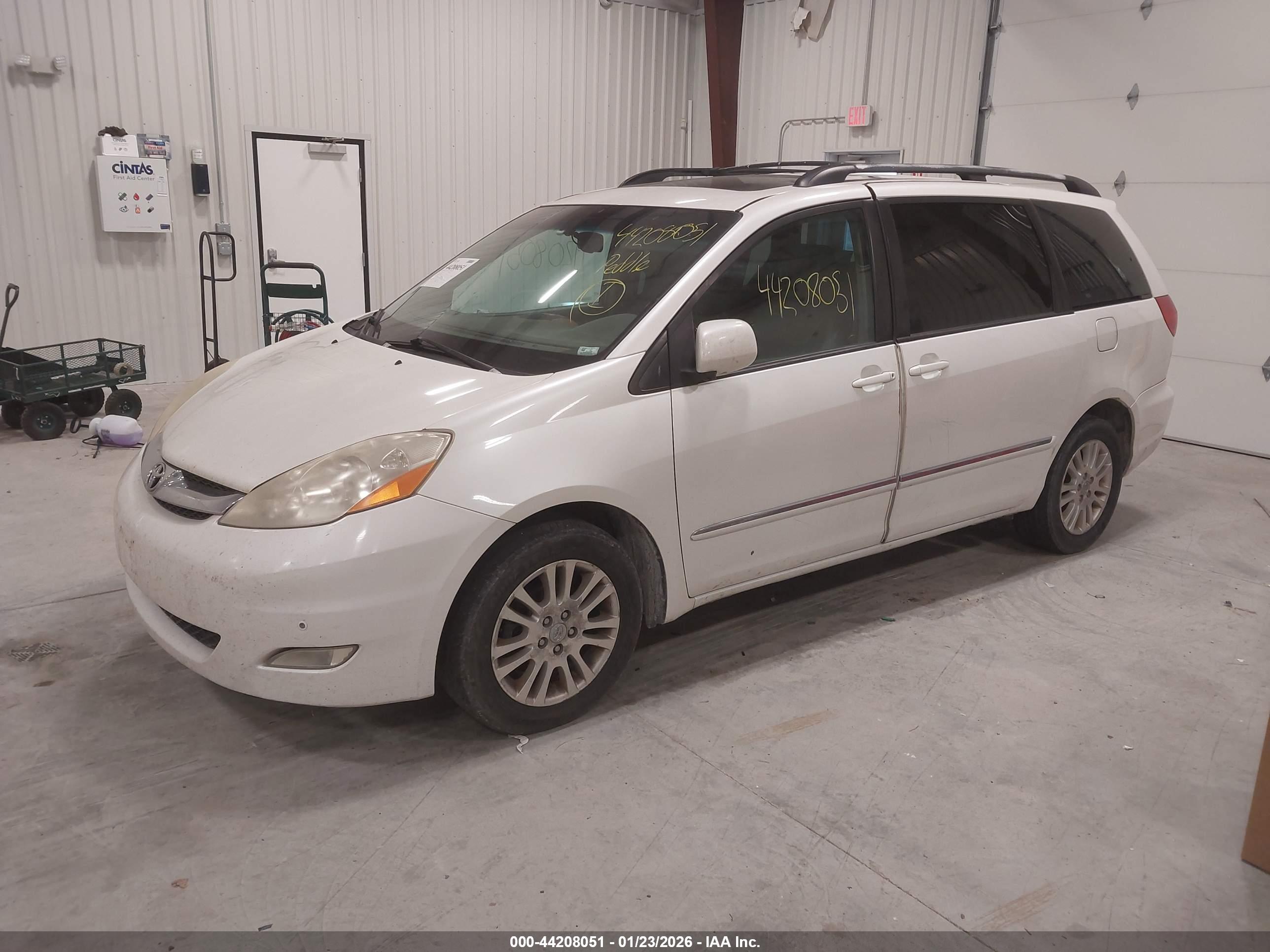 TOYOTA SIENNA image 2