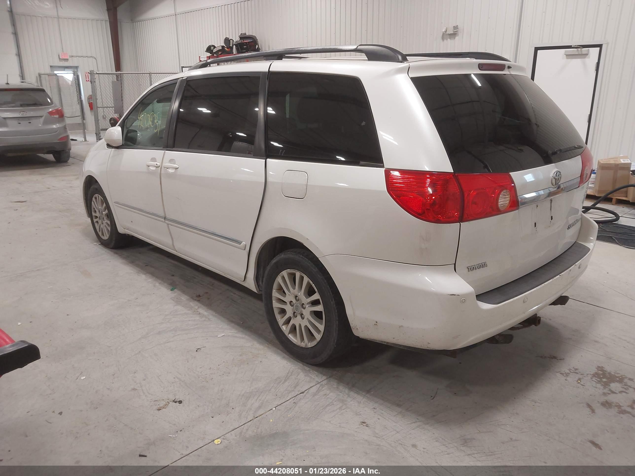 TOYOTA SIENNA image 3