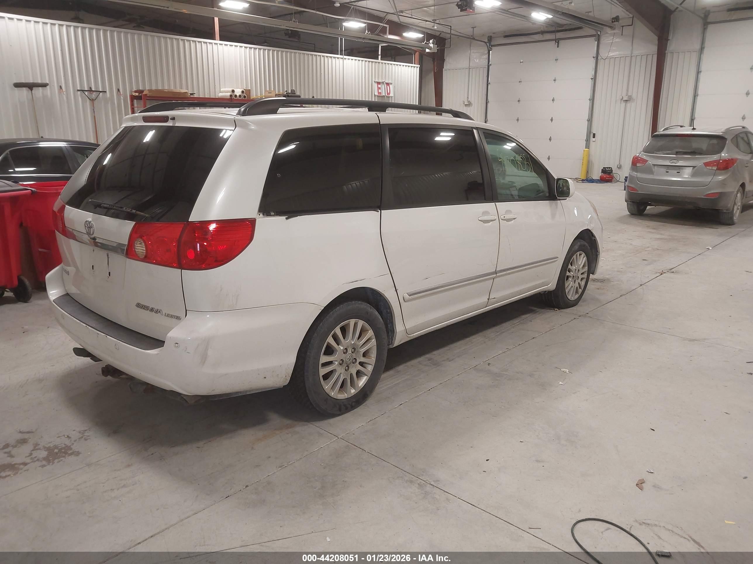TOYOTA SIENNA image 4