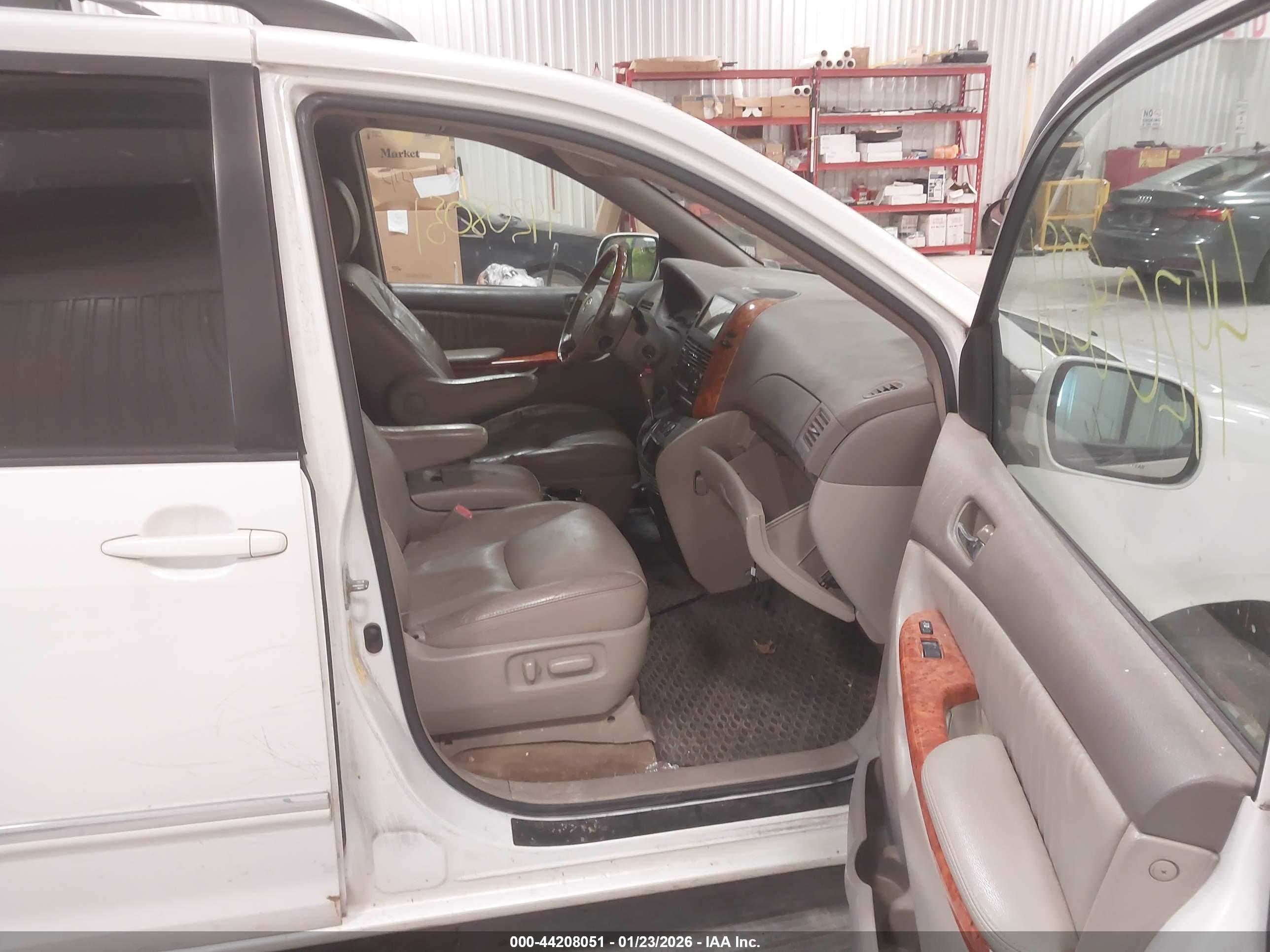 TOYOTA SIENNA image 5