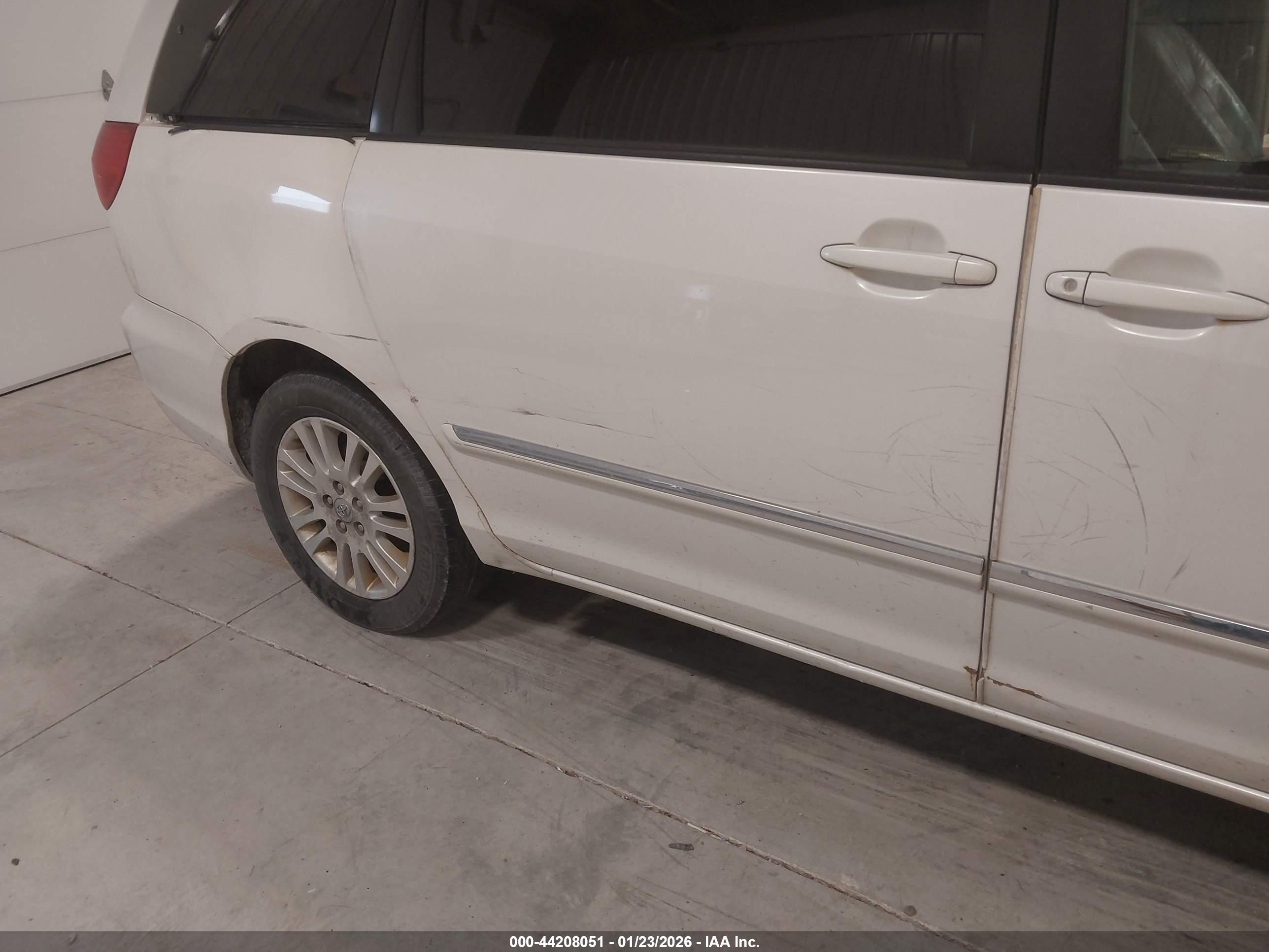 TOYOTA SIENNA image 6