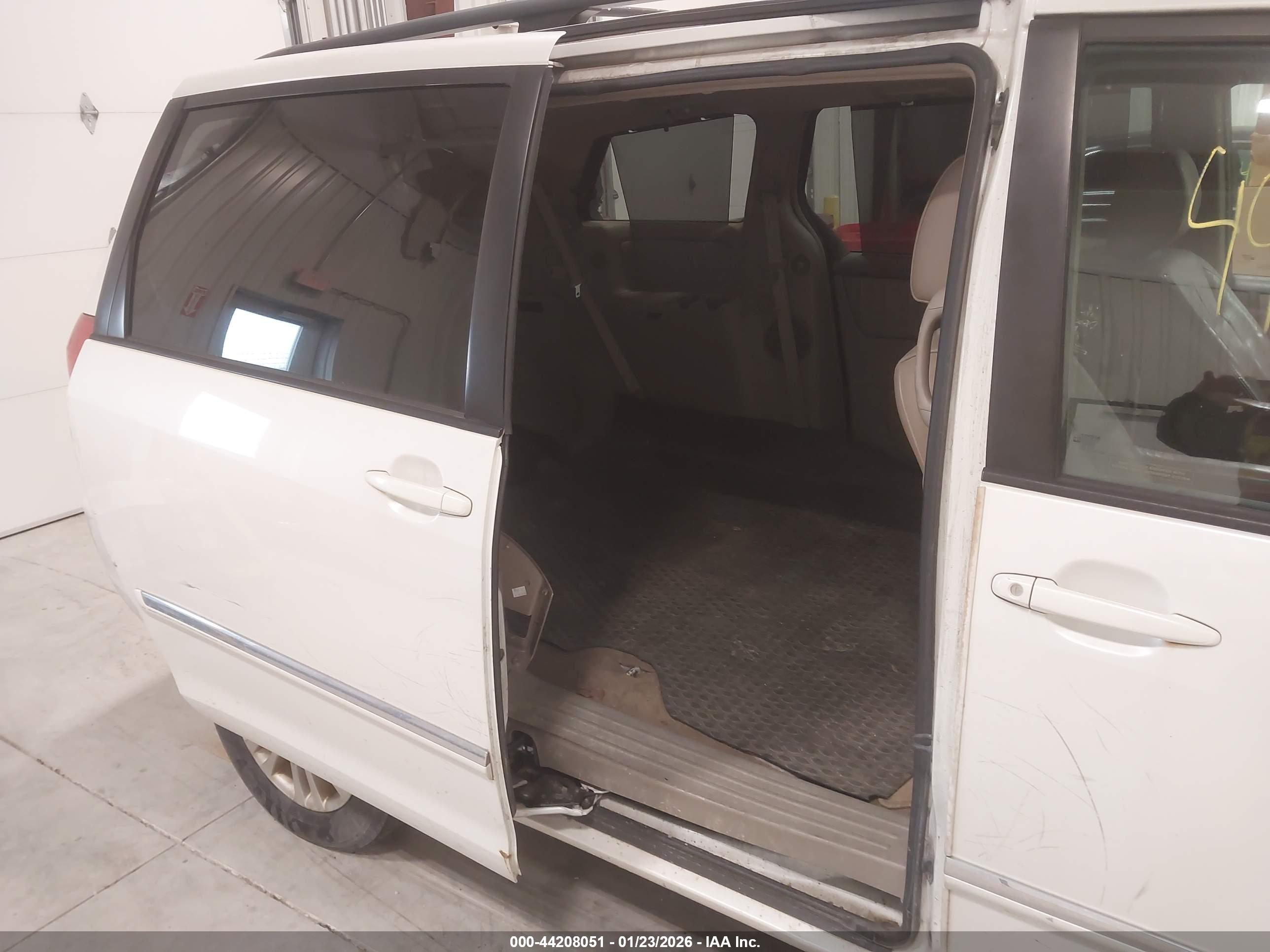 TOYOTA SIENNA image 8